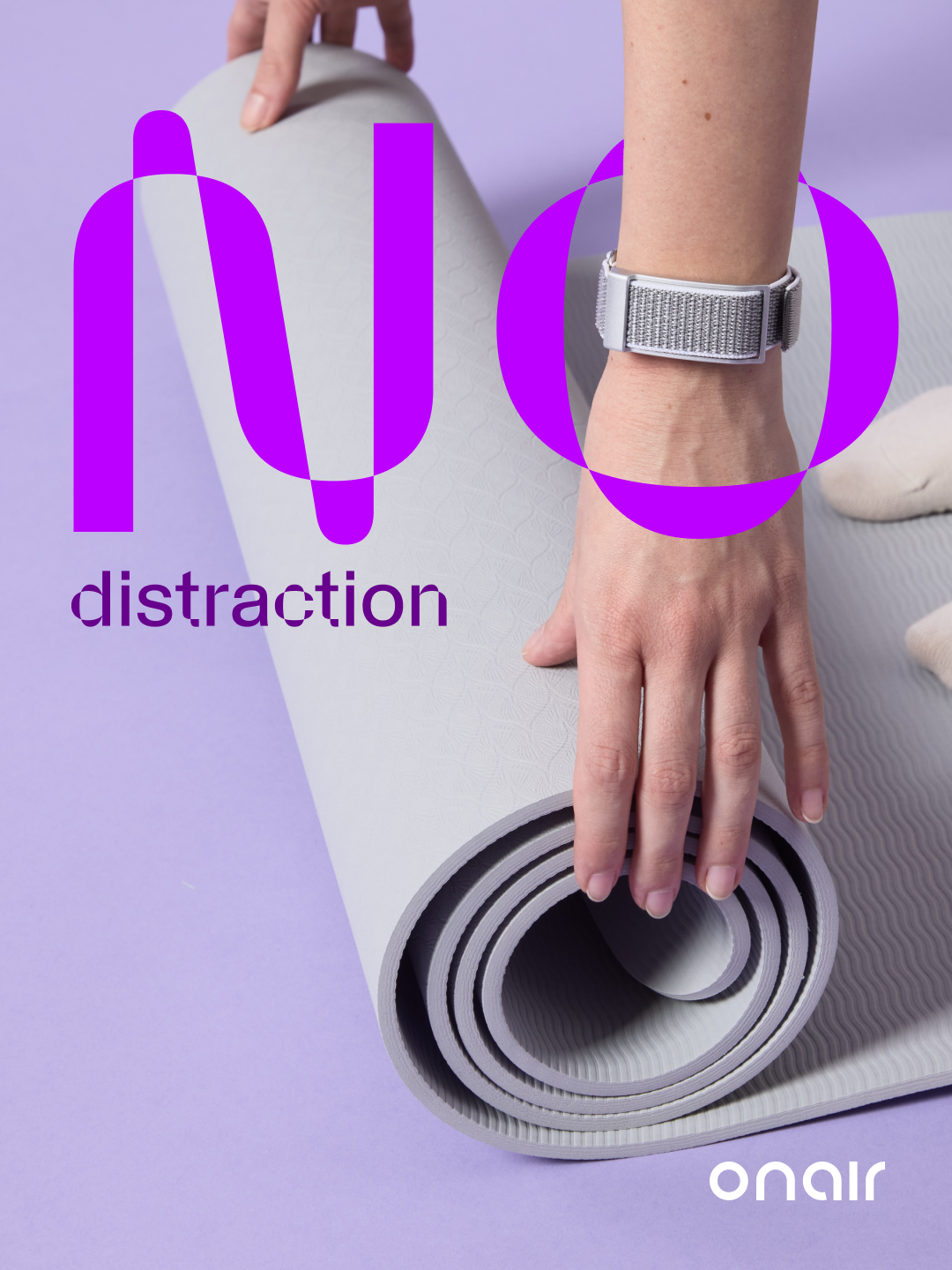 Mor arka plan üzerinde gri bir yoga matını açan bir el ve "No distraction" yazısı.