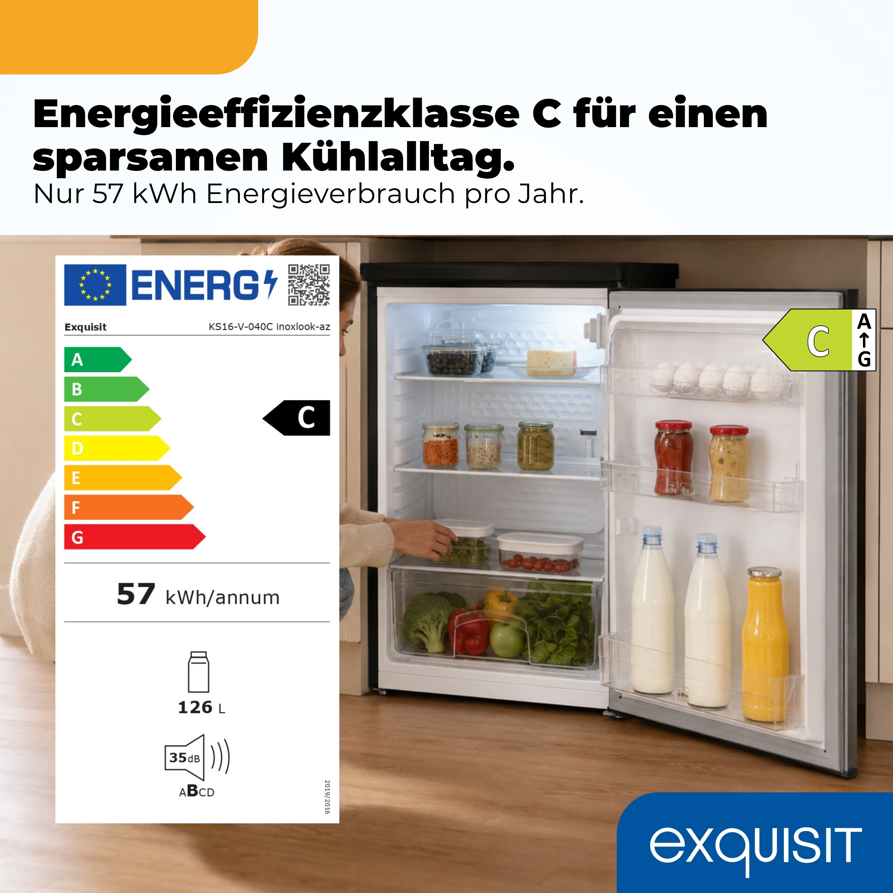 Ein offener Kühlschrank mit Lebensmitteln und einem Energieeffizienzlabel C daneben.
