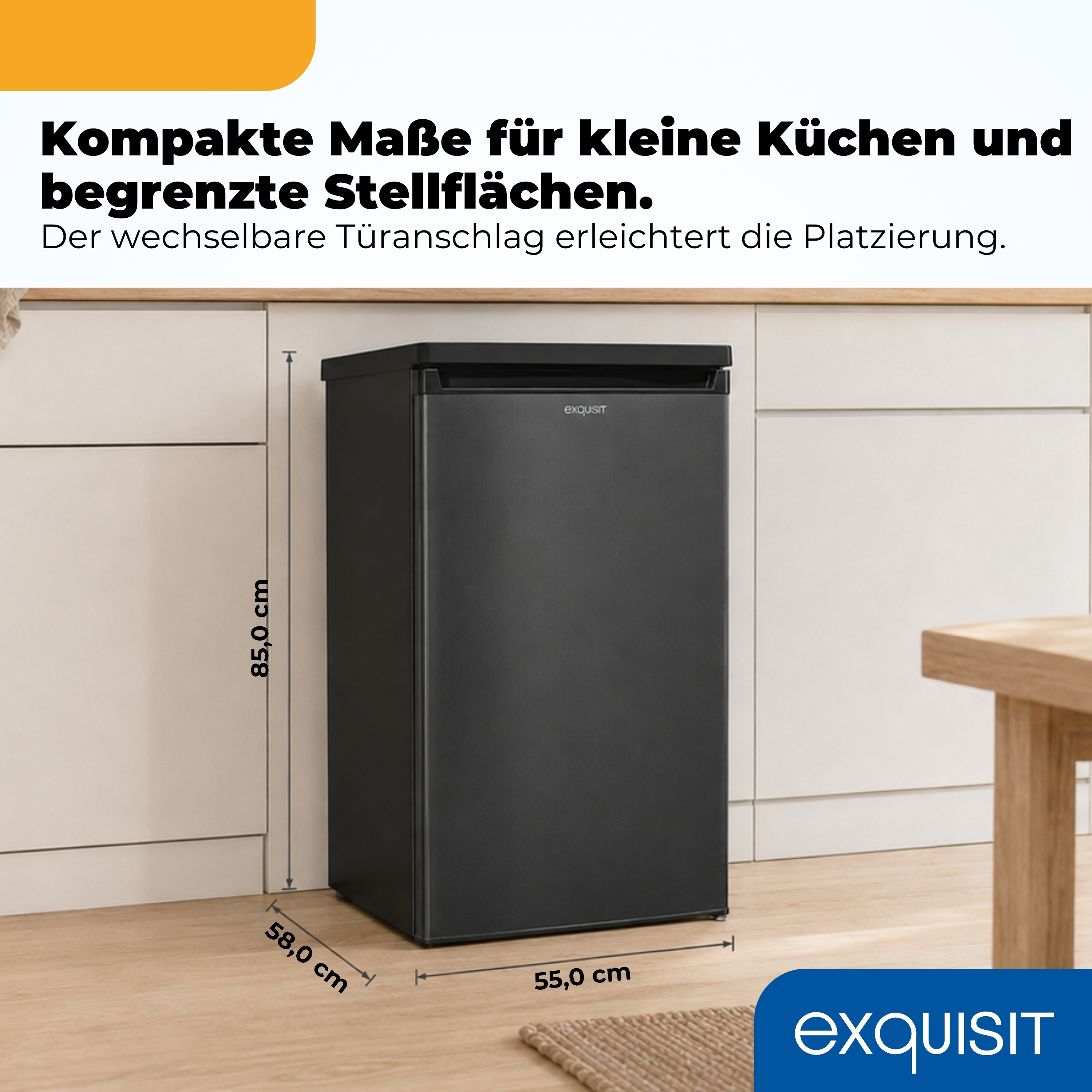Kompakter schwarzer Kühlschrank in einer Küche mit Maßangaben.