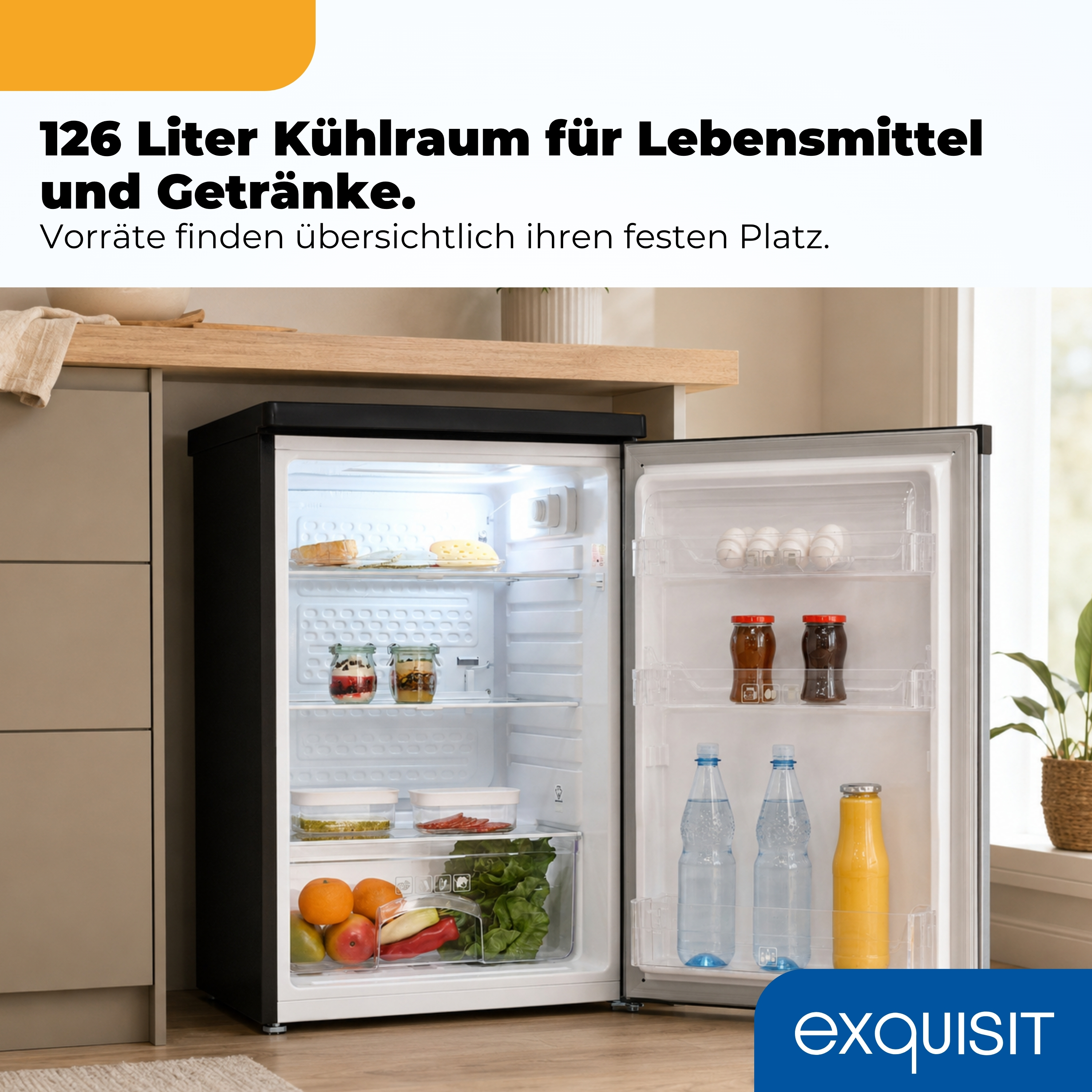 Ein kleiner schwarzer Kühlschrank steht unter einer Holzarbeitsplatte, gut gefüllt mit Lebensmitteln und Getränken.