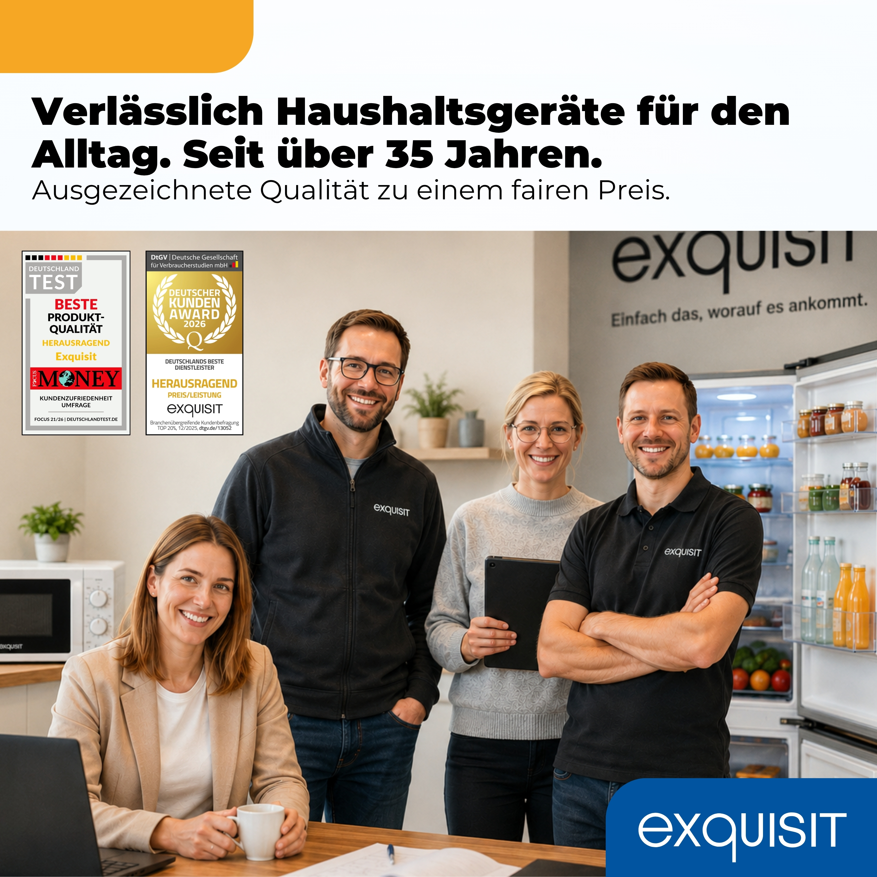Vier lächelnde Personen in einer Küche mit Exquisit-Logos und Auszeichnungen.
