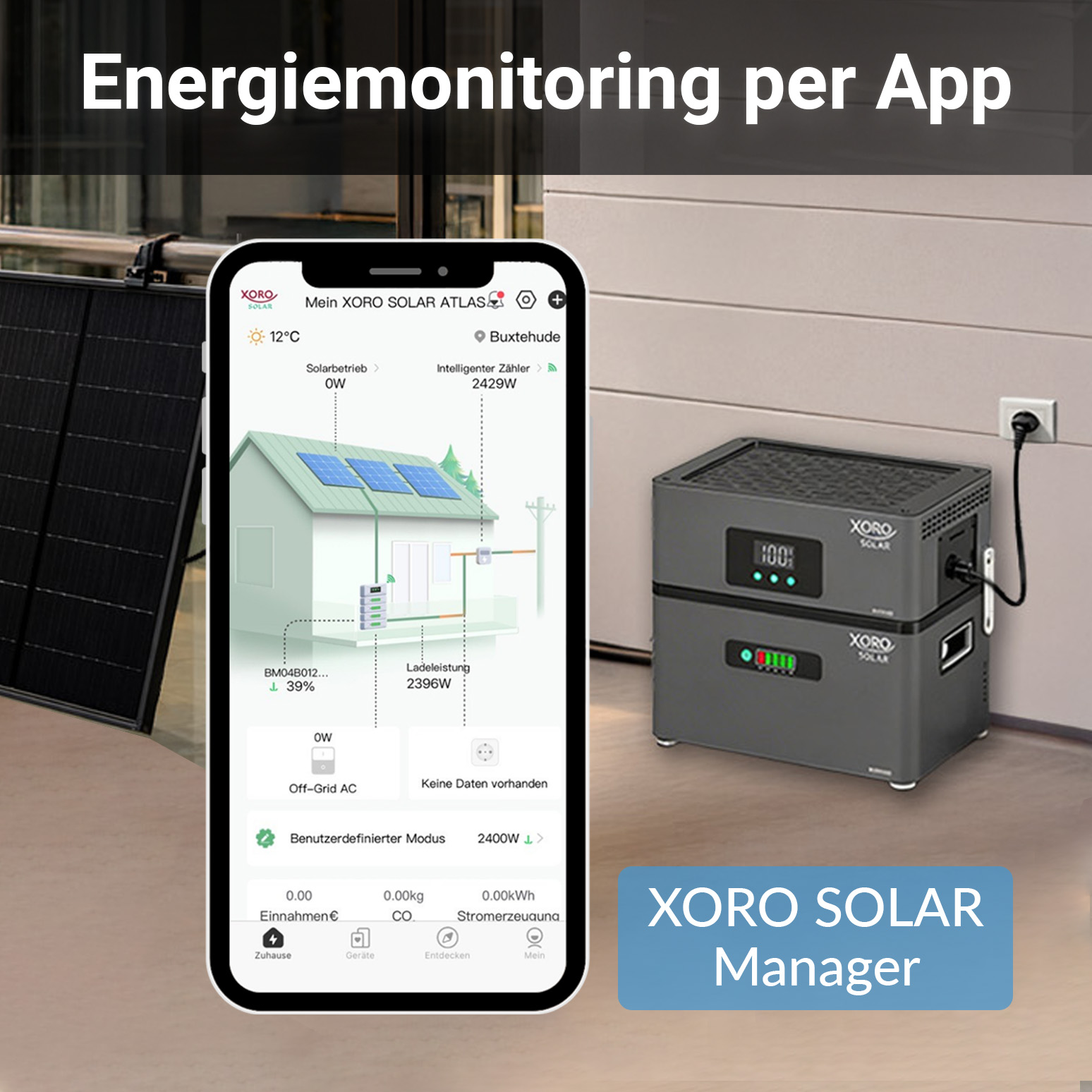 Smartphone mit Energiemonitoring-App, ein Solarspeichergerät daneben und Solarmodule im Hintergrund.