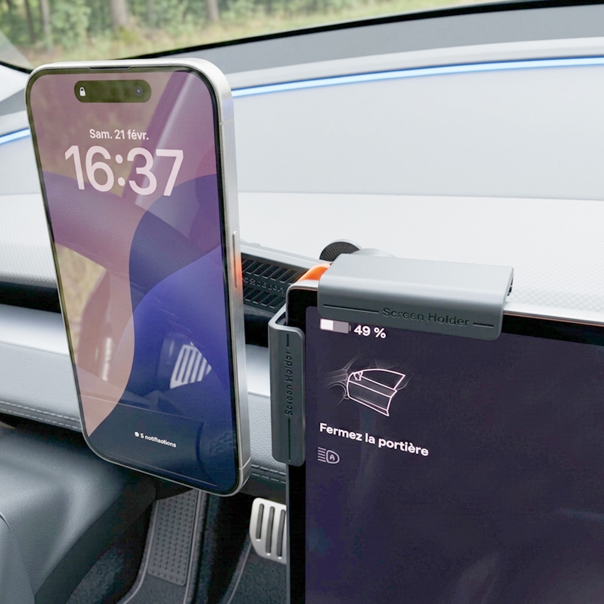 Ein Smartphone und ein kleineres Display sind mit einer Halterung am Armaturenbrett eines Autos befestigt.