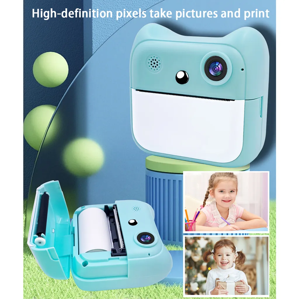 Blaue Kinderkamera mit Sofortdruckfunktion und zwei kleinen Fotos glücklicher Mädchen.