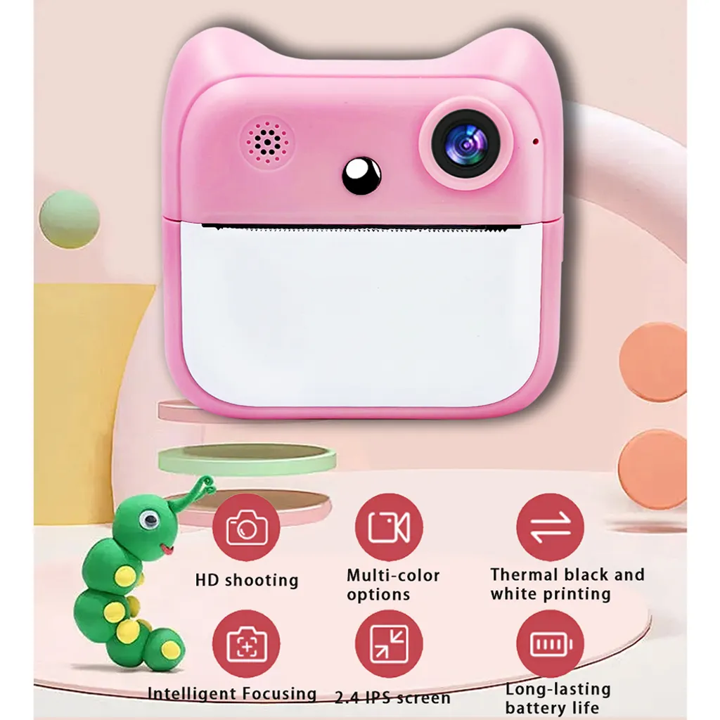 Rosa Kinderkamera mit Katzenohren und Thermodrucker, umgeben von Icons und einem grünen Stoffwurm auf pastellfarbenem Hintergrund.