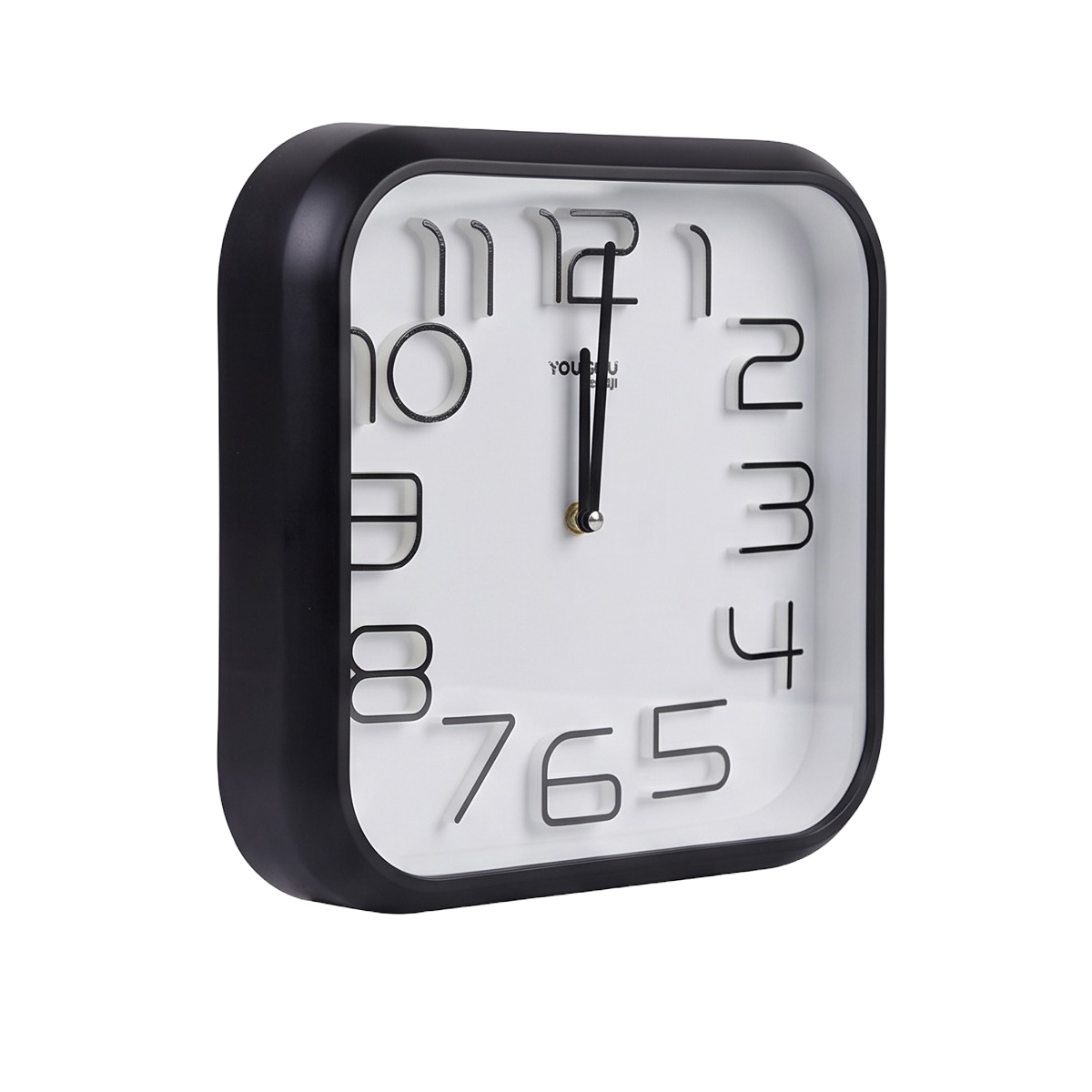 Eine quadratische Wanduhr mit schwarzem Rahmen, weißem Zifferblatt und großen, modernen Ziffern.