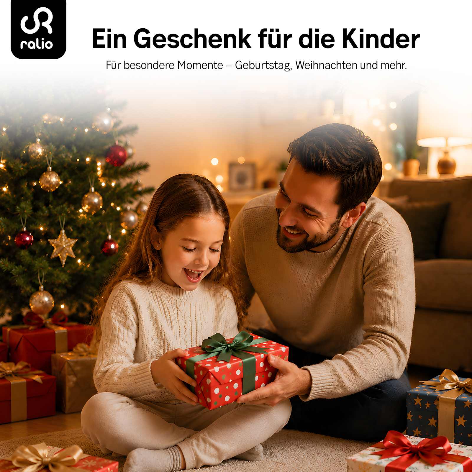 Ein Vater und seine glückliche Tochter öffnen zusammen ein Weihnachtsgeschenk vor dem geschmückten Tannenbaum.