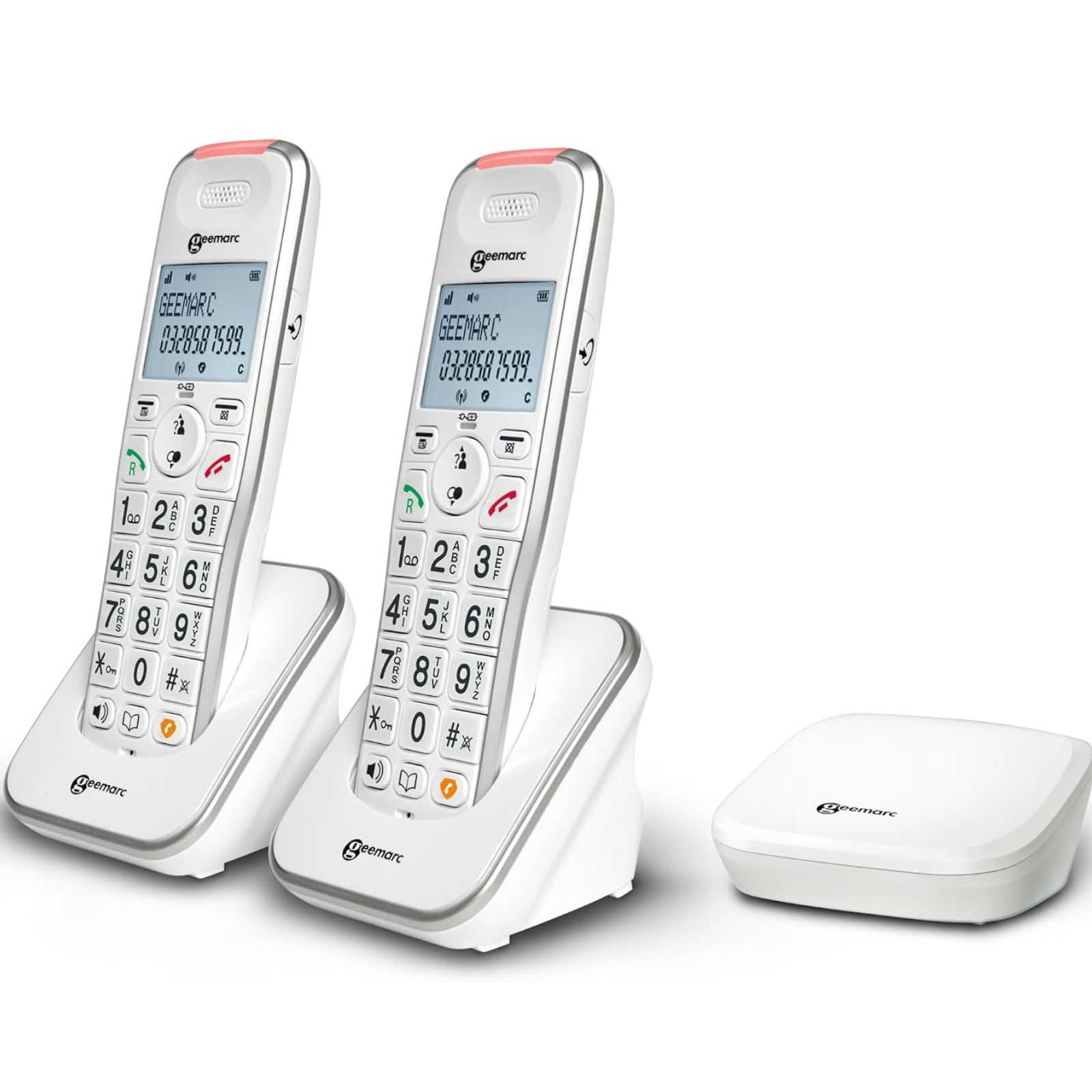 Zwei weiße Geemarc-Seniorentelefone mit großen Tasten und Ladeschalen sowie eine separate Basisstation.