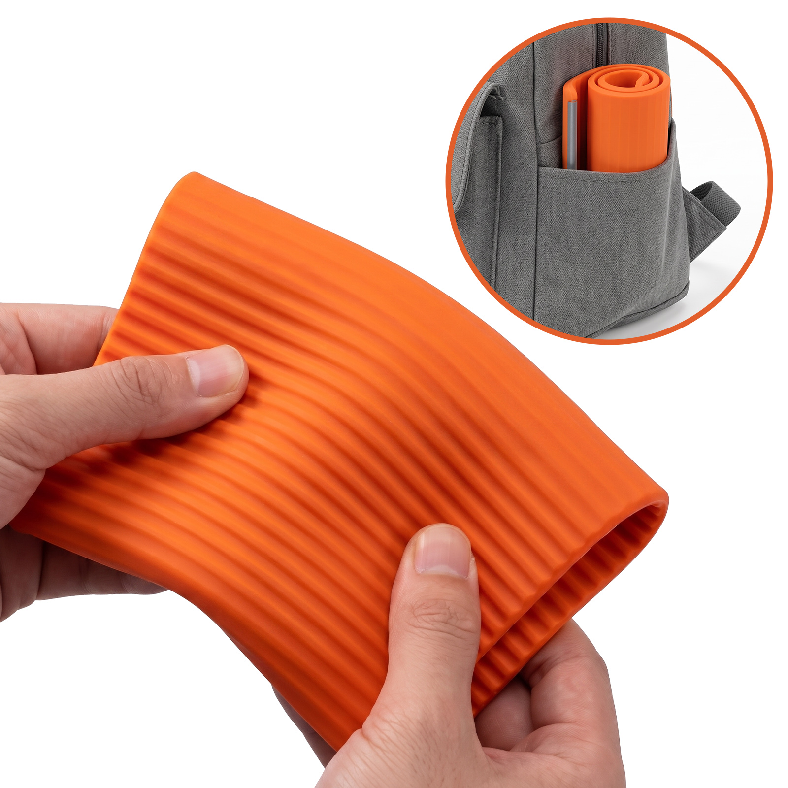 Hände halten eine flexible orangefarbene Matte, oben rechts steckt eine im Rucksack.