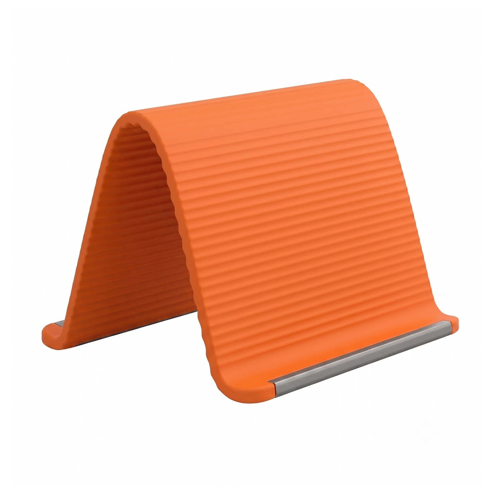 Ein orangefarbener, gerippter Silikon-Tablettständer mit Metallakzenten in Form eines umgedrehten V auf weißem Grund.
