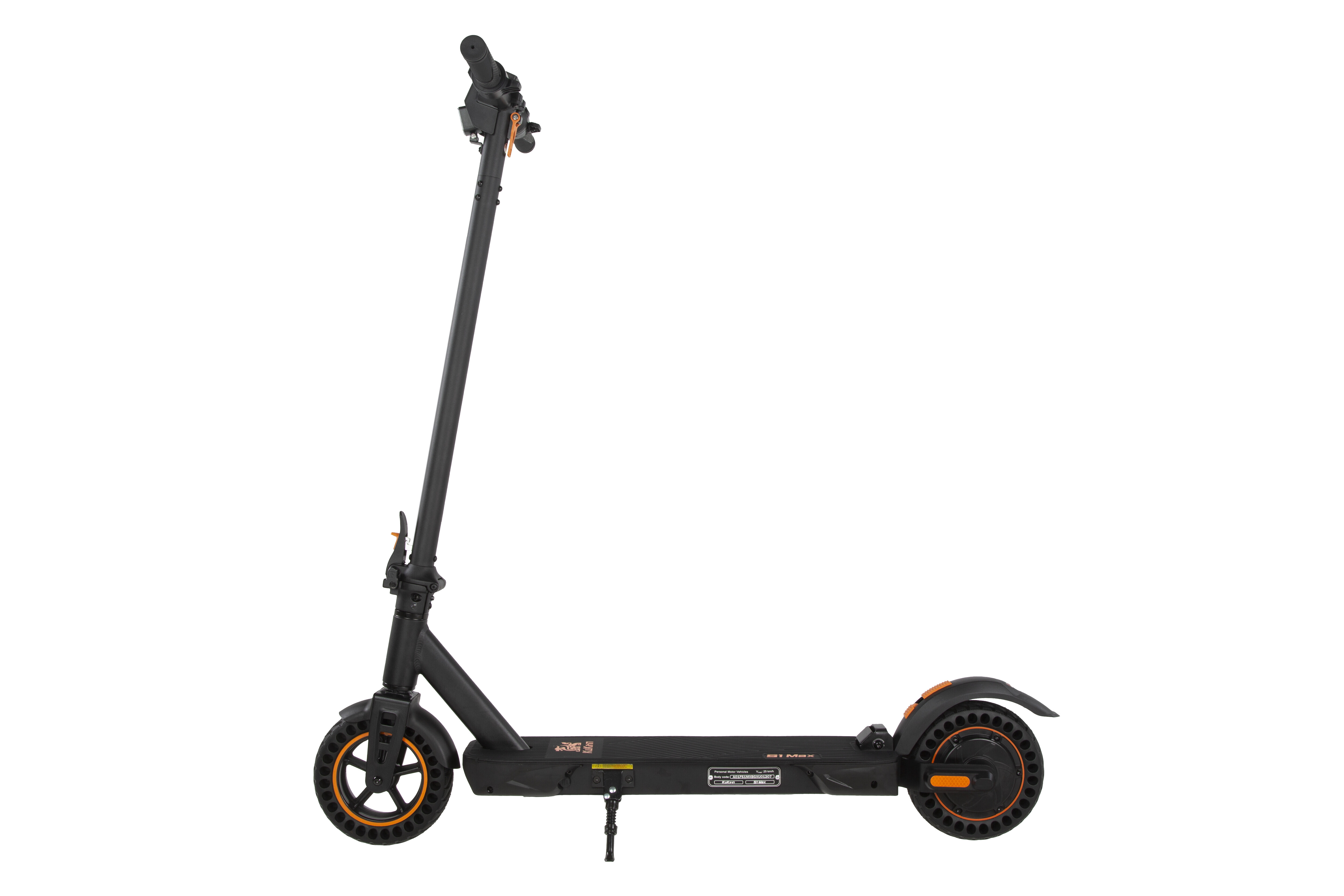 Ein schwarzer E-Scooter mit orangefarbenen Akzenten steht auf weißem Hintergrund.