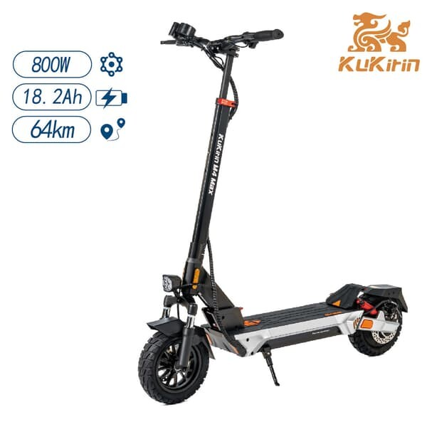 Un monopattino elettrico nero KuKirin M4 Max con motore da 800W, batteria da 18.2Ah e autonomia di 64km su sfondo bianco.