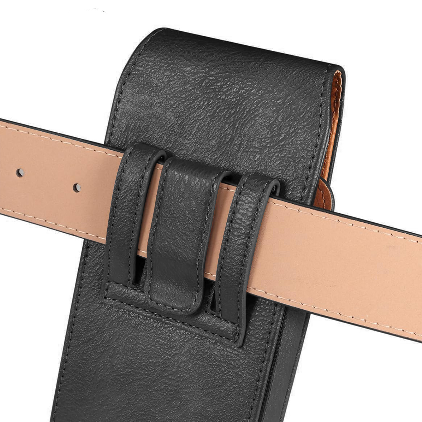 Eine schwarze Leder-Handytasche ist an einem hellbraunen Ledergürtel befestigt.