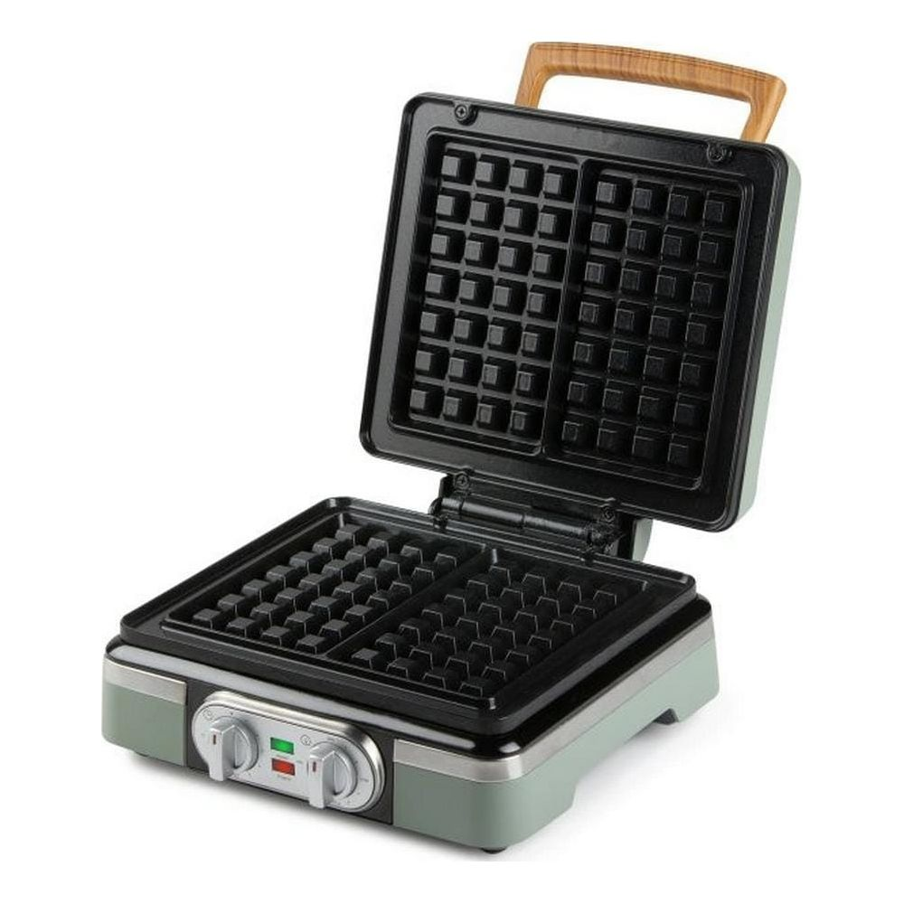 Piastra per waffle verde aperta con piastre antiaderenti e manico in legno.