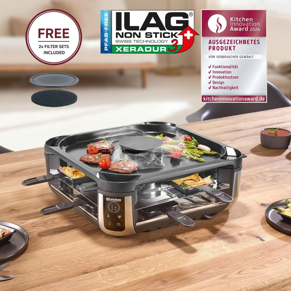Una grill da tavolo nera con carne e verdure, circondata da etichette promozionali e stoviglie.