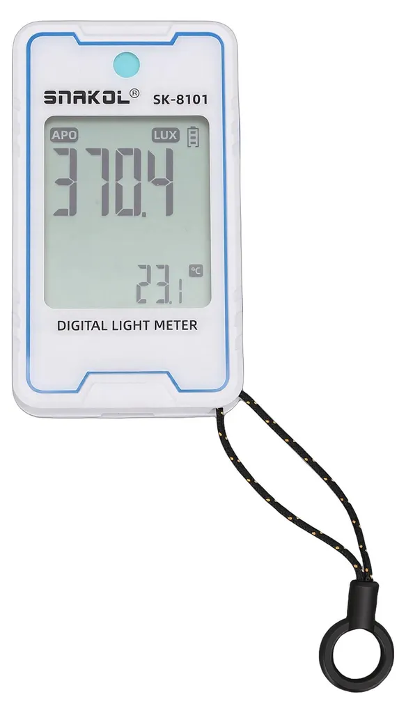 Ein weißes digitales Luxmeter mit schwarzem Lanyard zeigt 3704 Lux und 23,1 Grad Celsius auf dem LCD-Bildschirm.