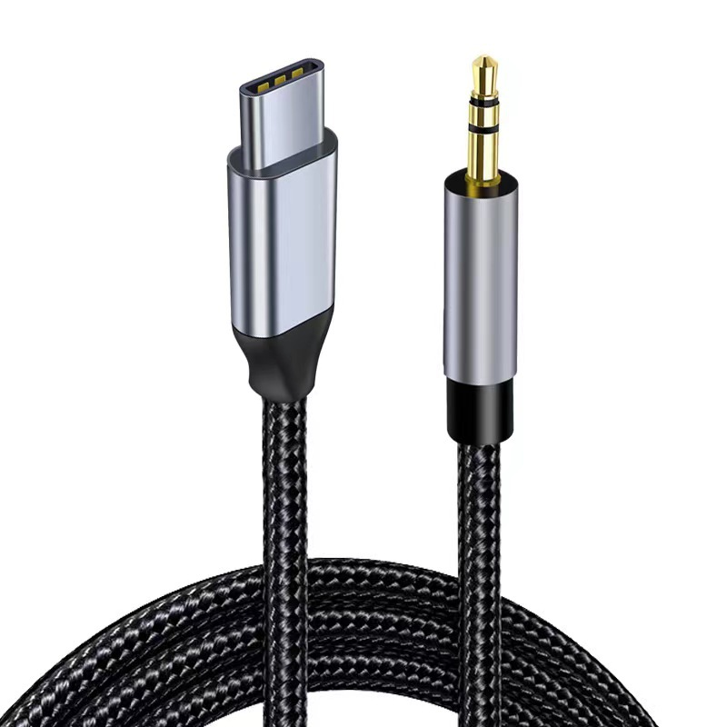 Ein schwarzes geflochtenes Kabel mit einem USB-C-Stecker links und einer 3,5-mm-Klinke rechts vor weißem Hintergrund.