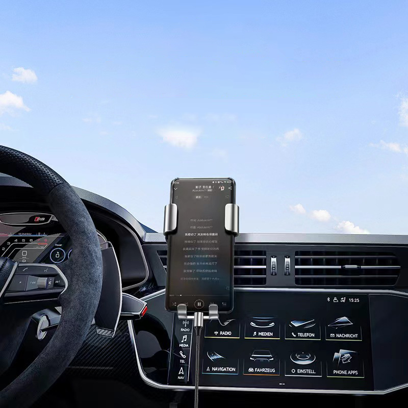 Ein Smartphone in einer Halterung am Armaturenbrett eines Autos, im Hintergrund blauer Himmel.