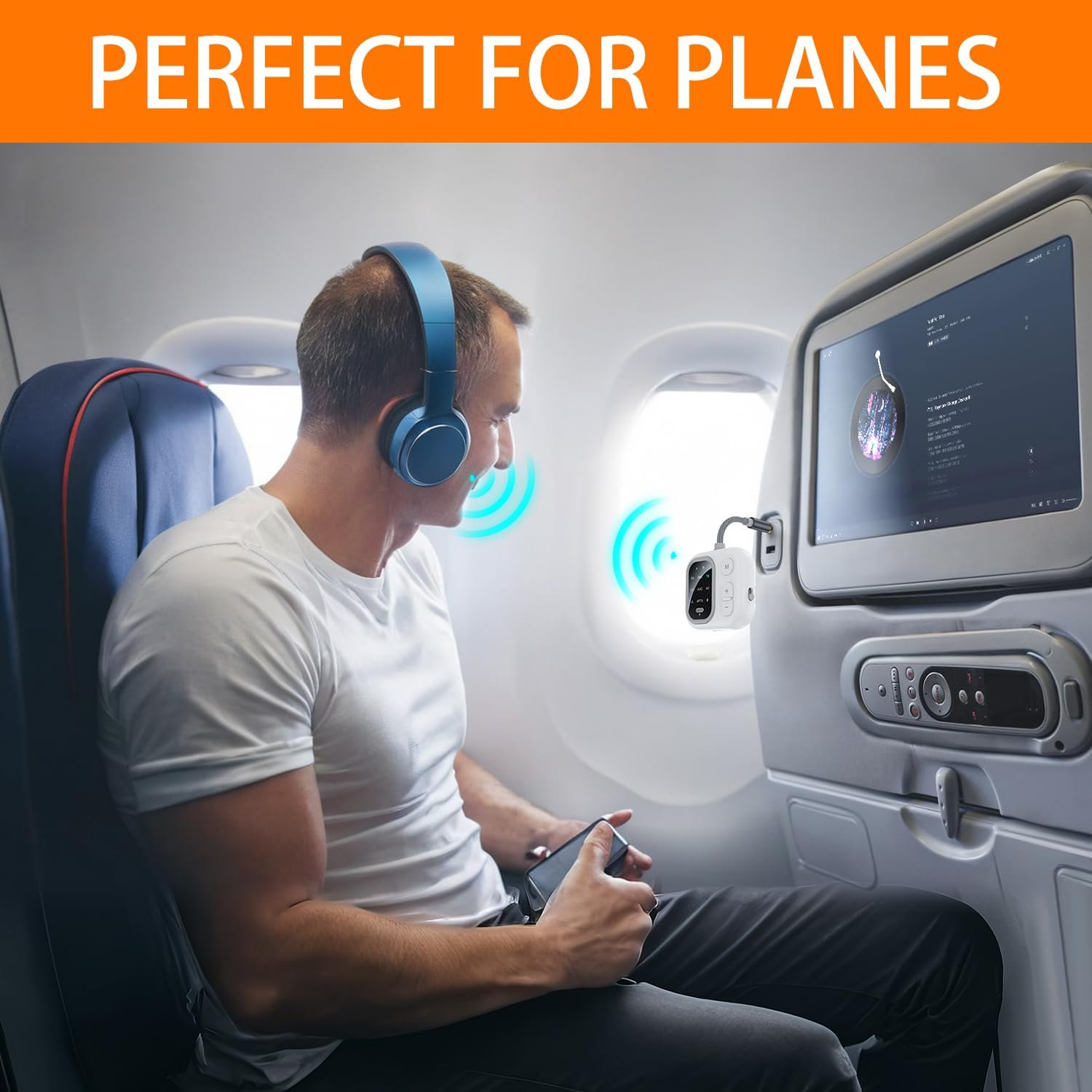 Ein Mann im Flugzeug trägt blaue Kopfhörer, kabellos verbunden mit einem kleinen Adapter am Vordersitz.