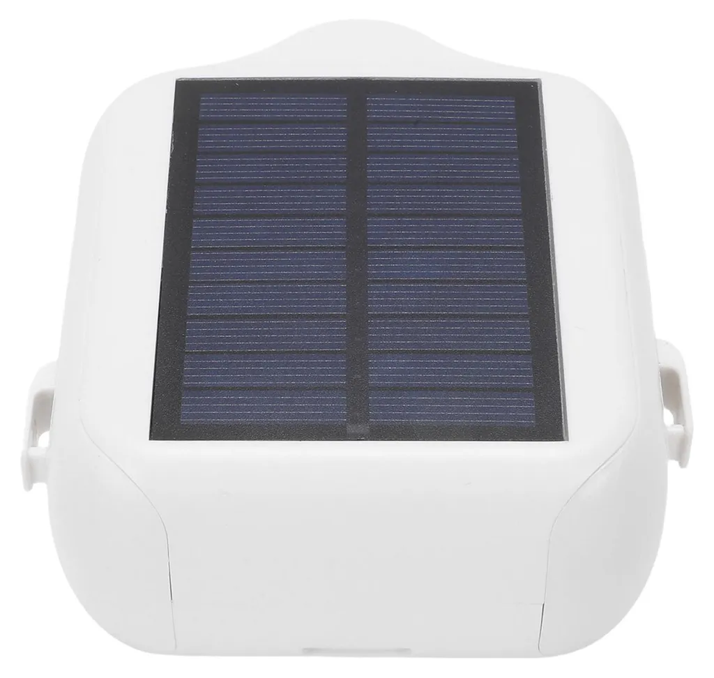 Ein kleines weißes Solarpanel mit zwei integrierten blauen Solarzellenmodulen auf einer weißen Oberfläche.