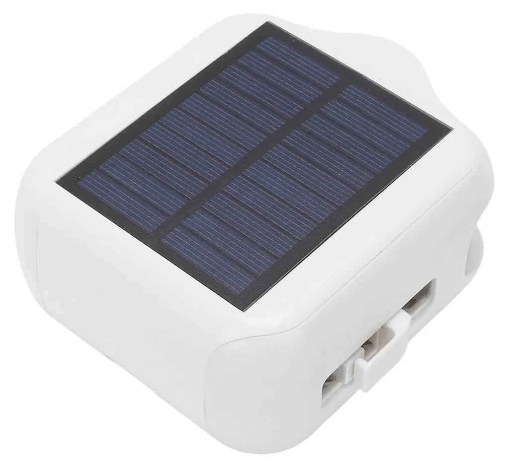 Ein kleines weißes Solarladegerät mit blauem Solarpanel oben, isoliert vor weißem Hintergrund.