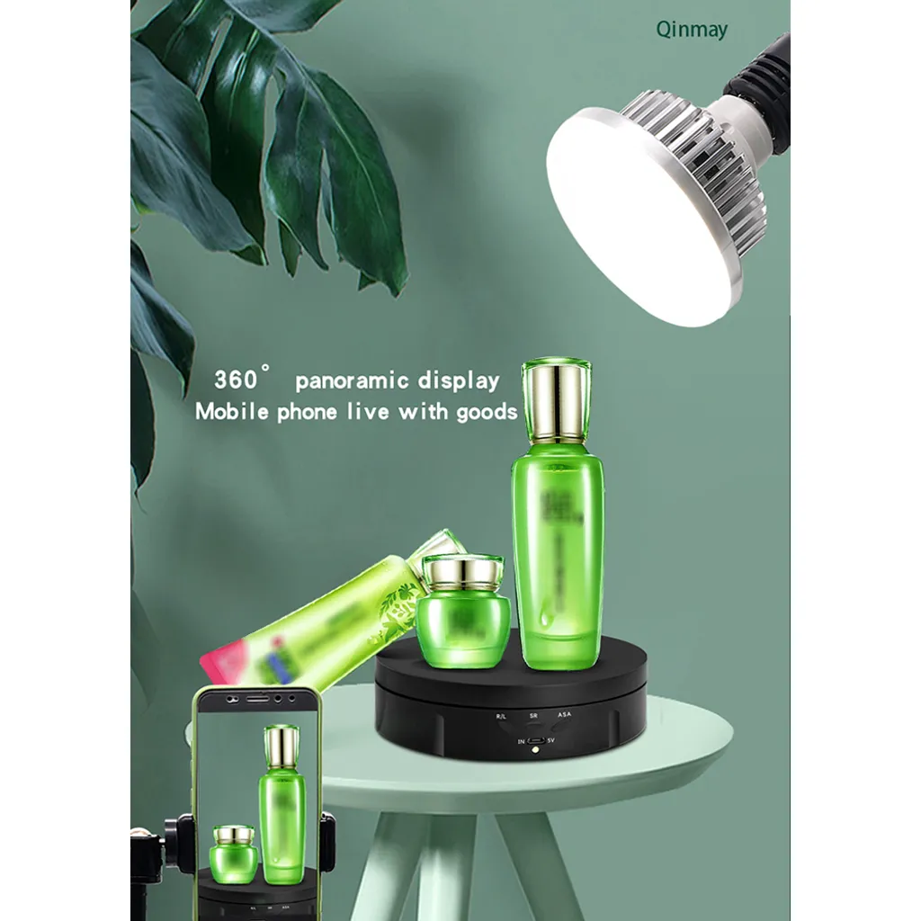 Grüne Kosmetikprodukte auf einem drehenden Ständer mit Studiolicht und einem Smartphone im Vordergrund.