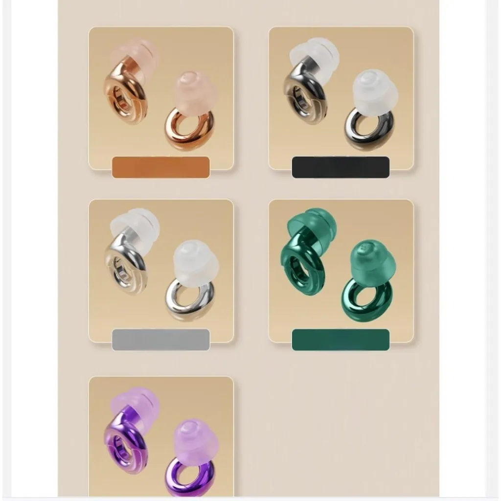 Fünf Paare Schlaufen-Ohrstöpsel in Kupfer, Schwarz, Silber, Grün und Lila auf beige.