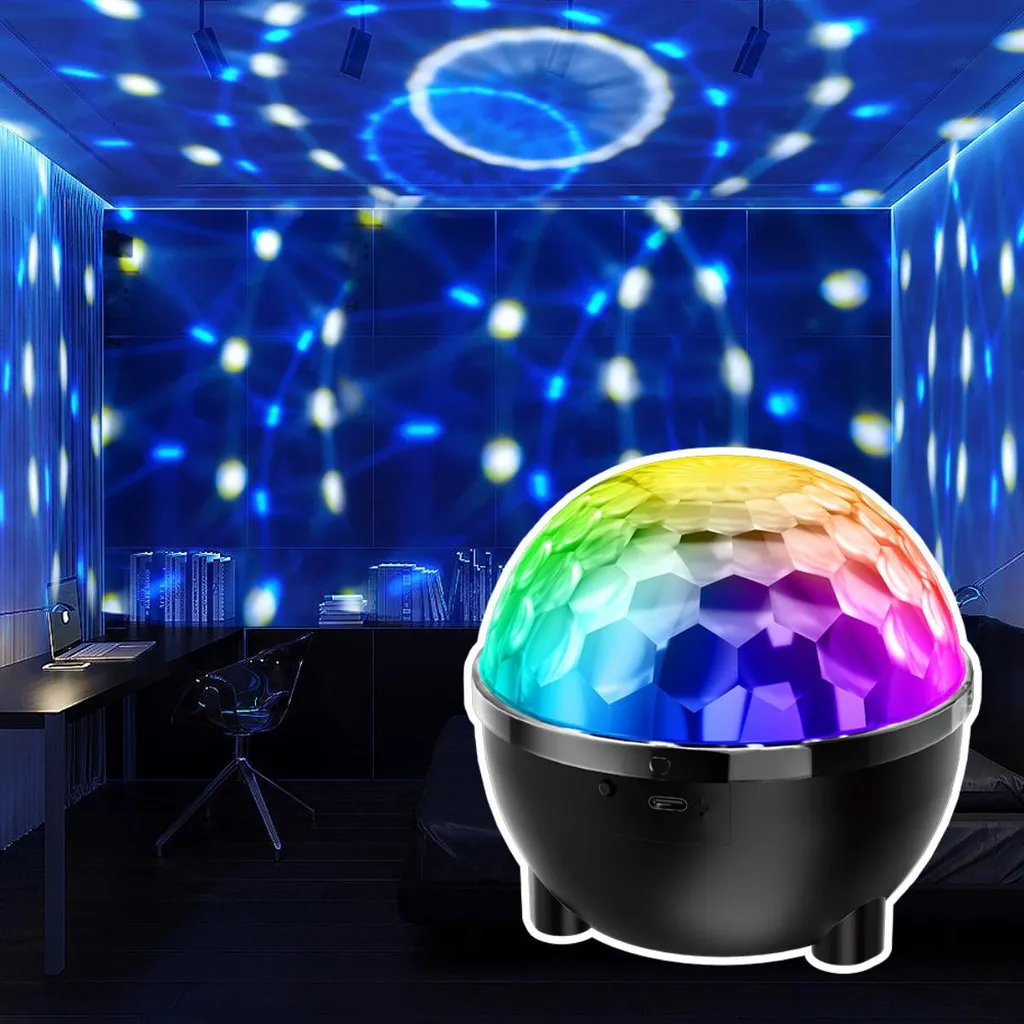 Eine bunt leuchtende Diskokugel in einem abgedunkelten Raum projiziert blaues Licht an die Wände und die Decke.