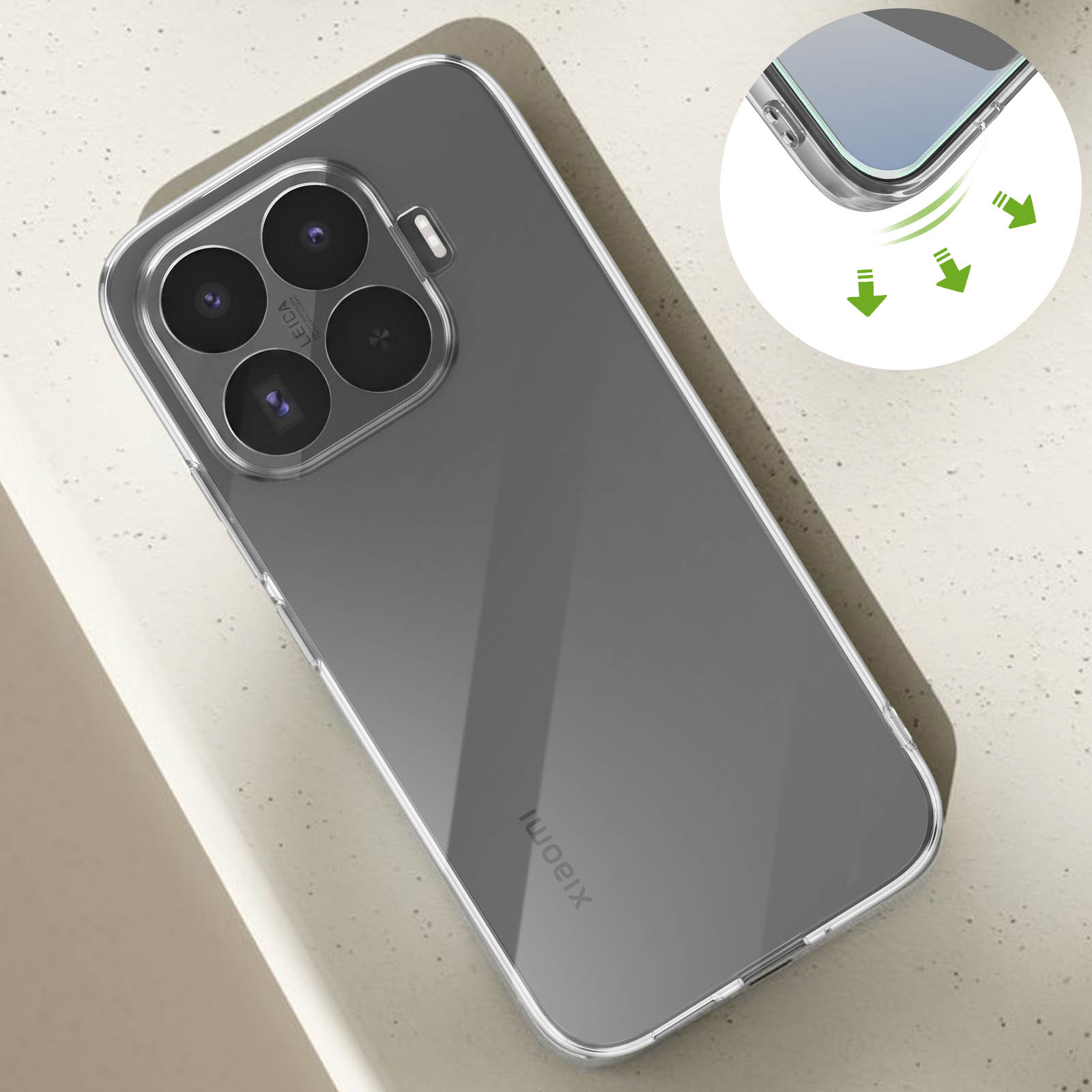 Ein graues Smartphone in einer klaren Hülle auf heller Oberfläche mit Schutzanzeige.