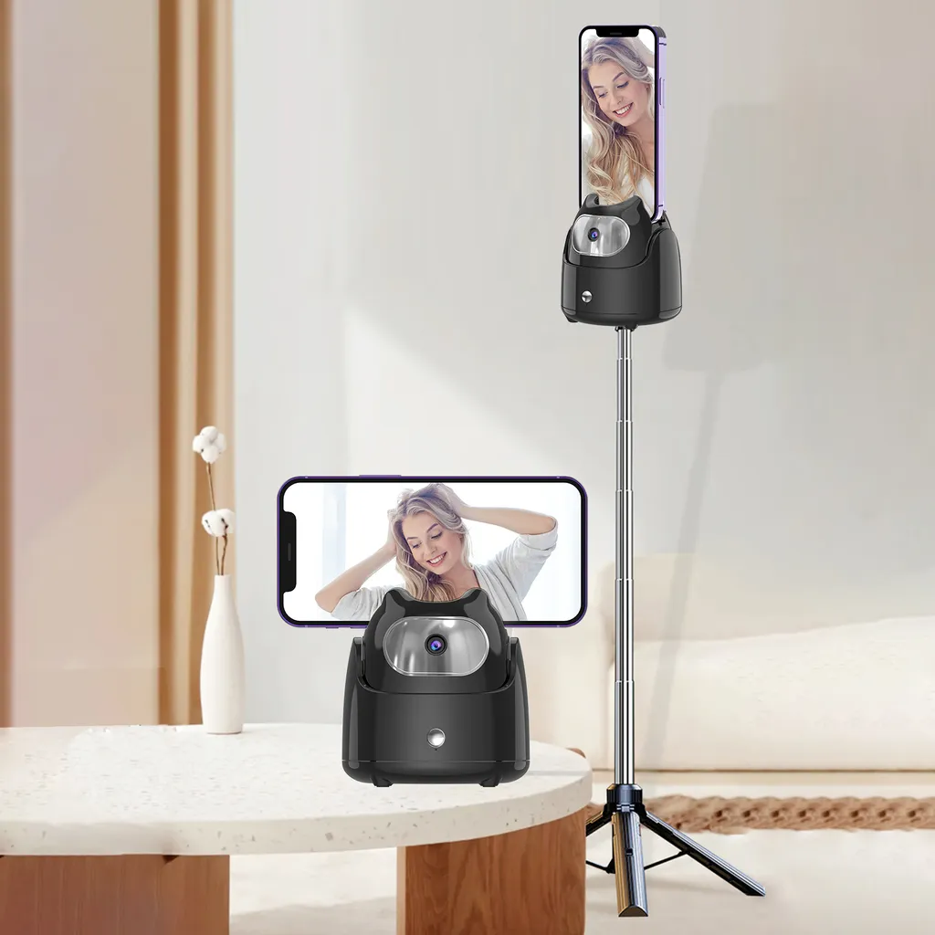 Ein schwarzer Smartphone-Gimbal mit integrierter Kamera auf einem ausziehbaren Stativ in einem Zimmer.