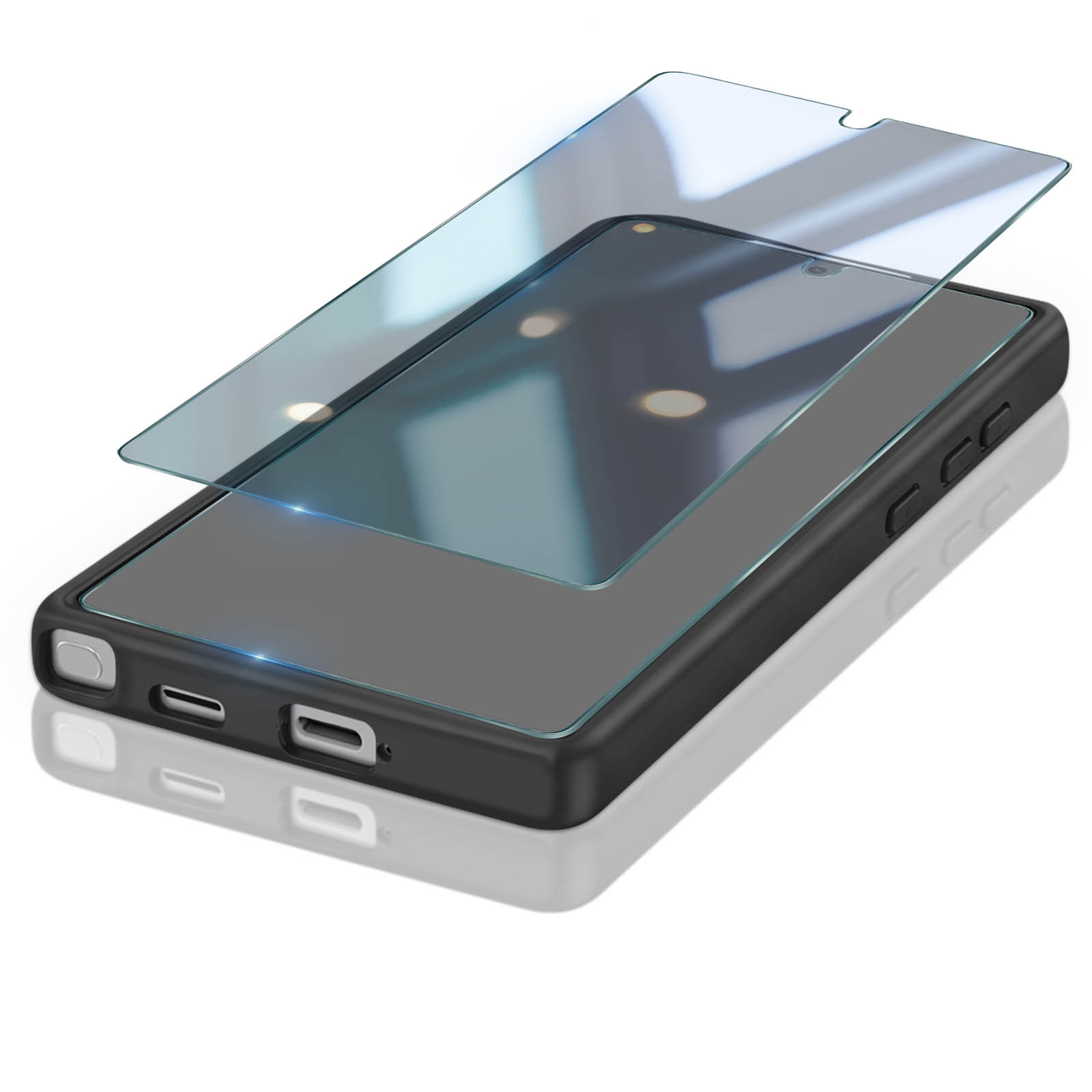 Ein Smartphone in schwarzer Hülle mit einem blau getönten Displayschutz, der darüber schwebt, vor weißem Hintergrund.