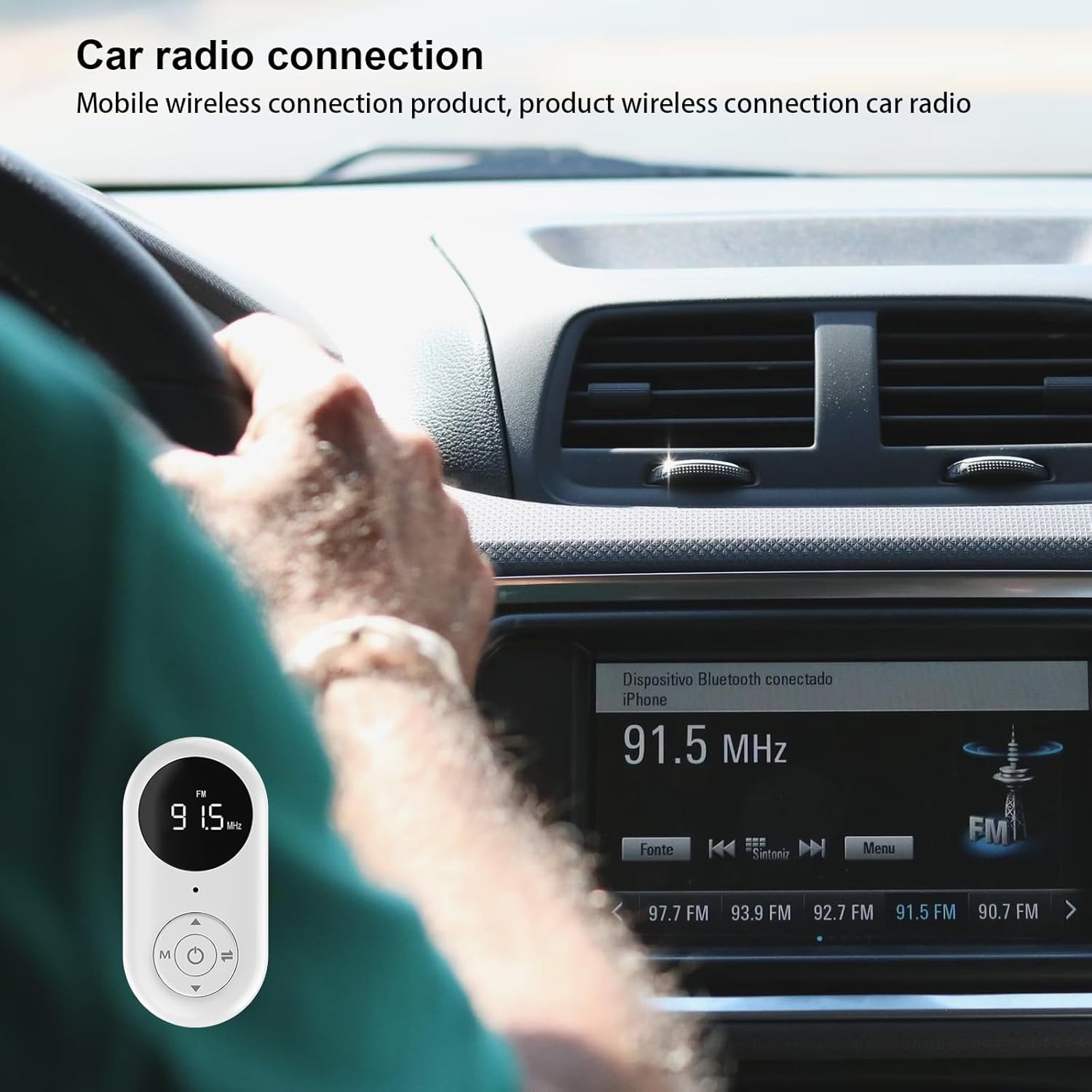 Ein weißer Bluetooth-FM-Transmitter ist im Vordergrund eines Autoinnenraums zu sehen.