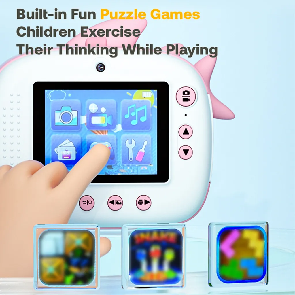 Eine Hand tippt auf eine rosa Kinderdigitalkamera mit Puzzlespielen auf dem Bildschirm.