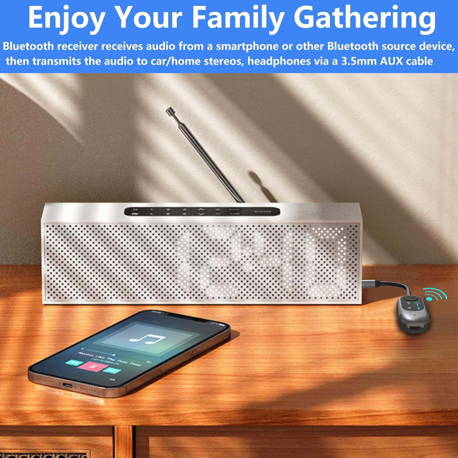 Ein Smartphone und ein Bluetooth-Empfänger, verbunden mit einem Lautsprecher auf einem Holztisch.