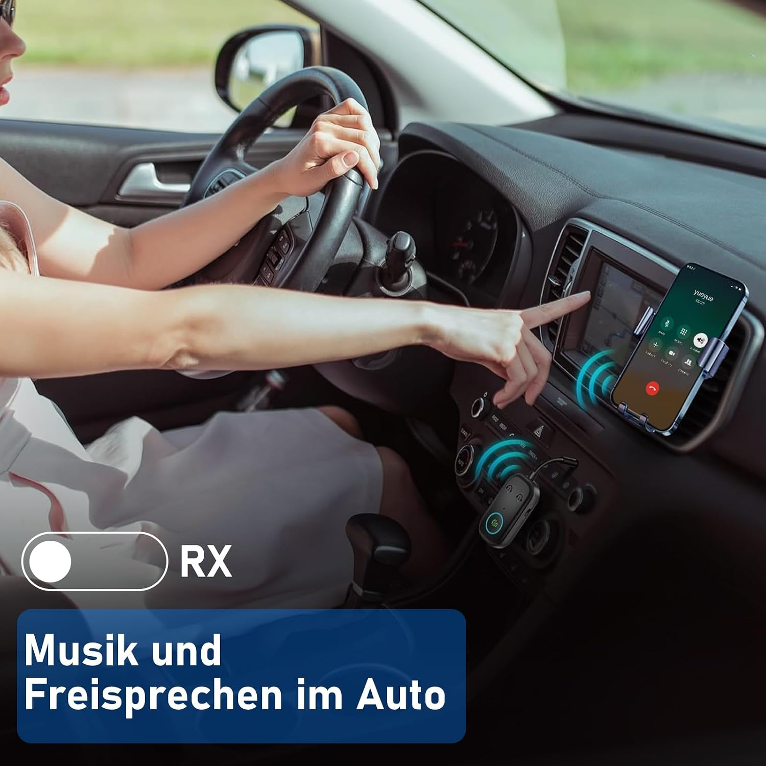 Fahrerin bedient Smartphone im Autohalter und Steuerelement am Armaturenbrett.