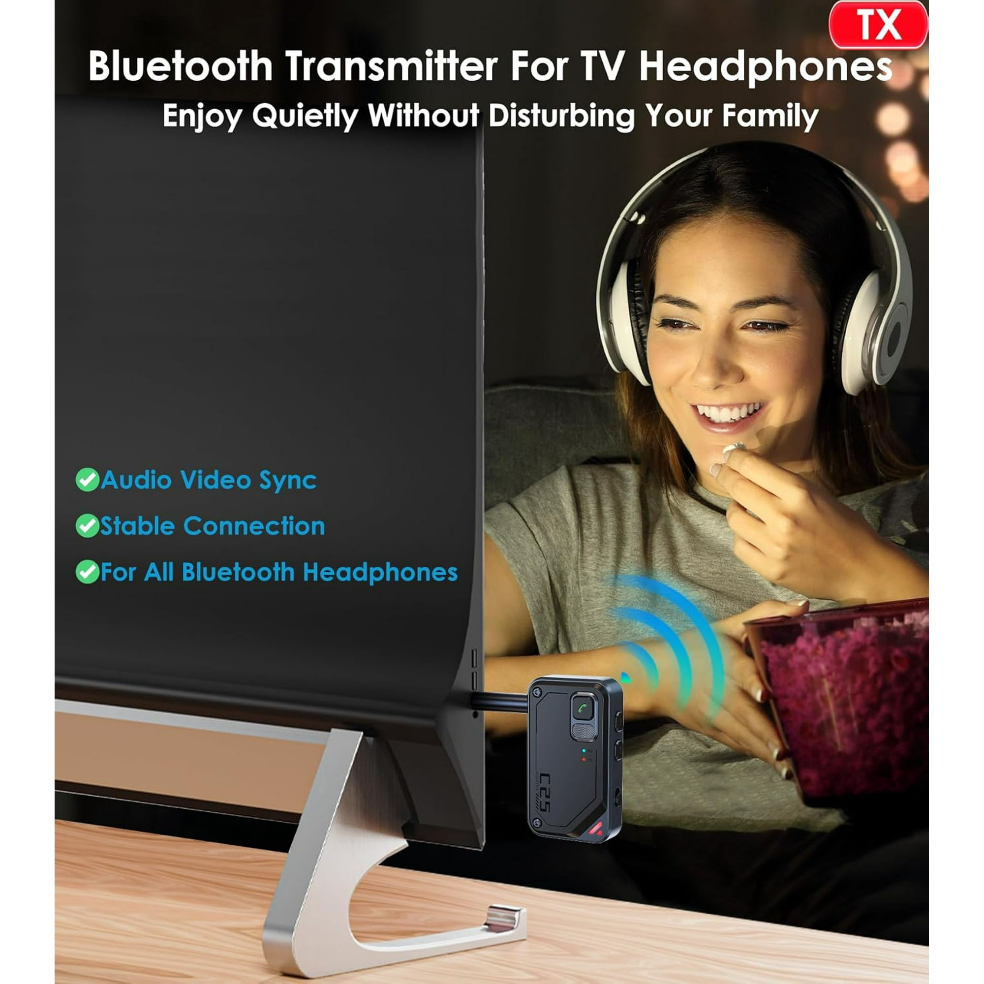 Eine Frau nutzt kabellose Kopfhörer und einen Bluetooth-Sender am Fernseher, während sie Popcorn isst.