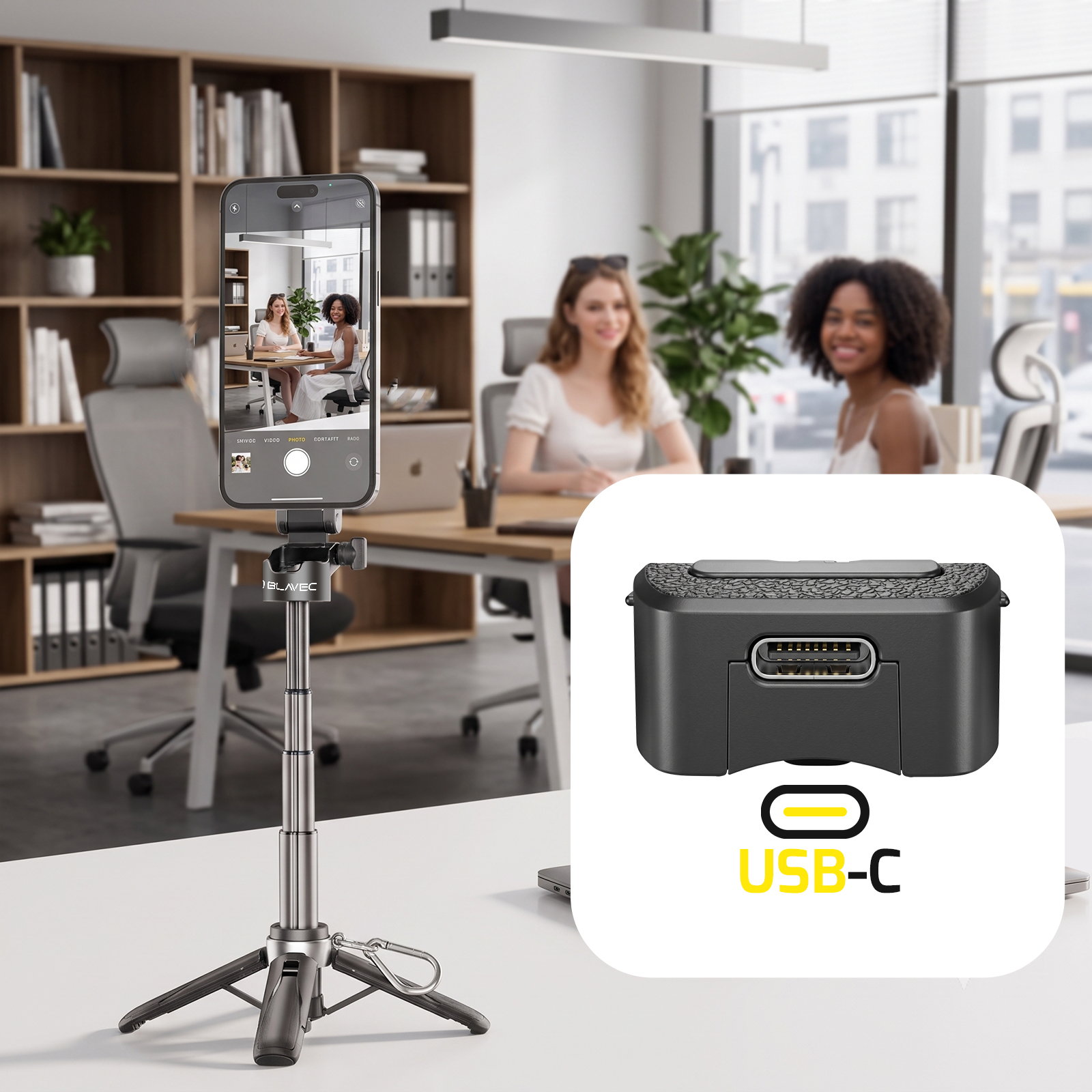 Ein Teleskop-Stativ mit Smartphone in einem Büro, mit einem Inset-Bild eines USB-C-Adapters.