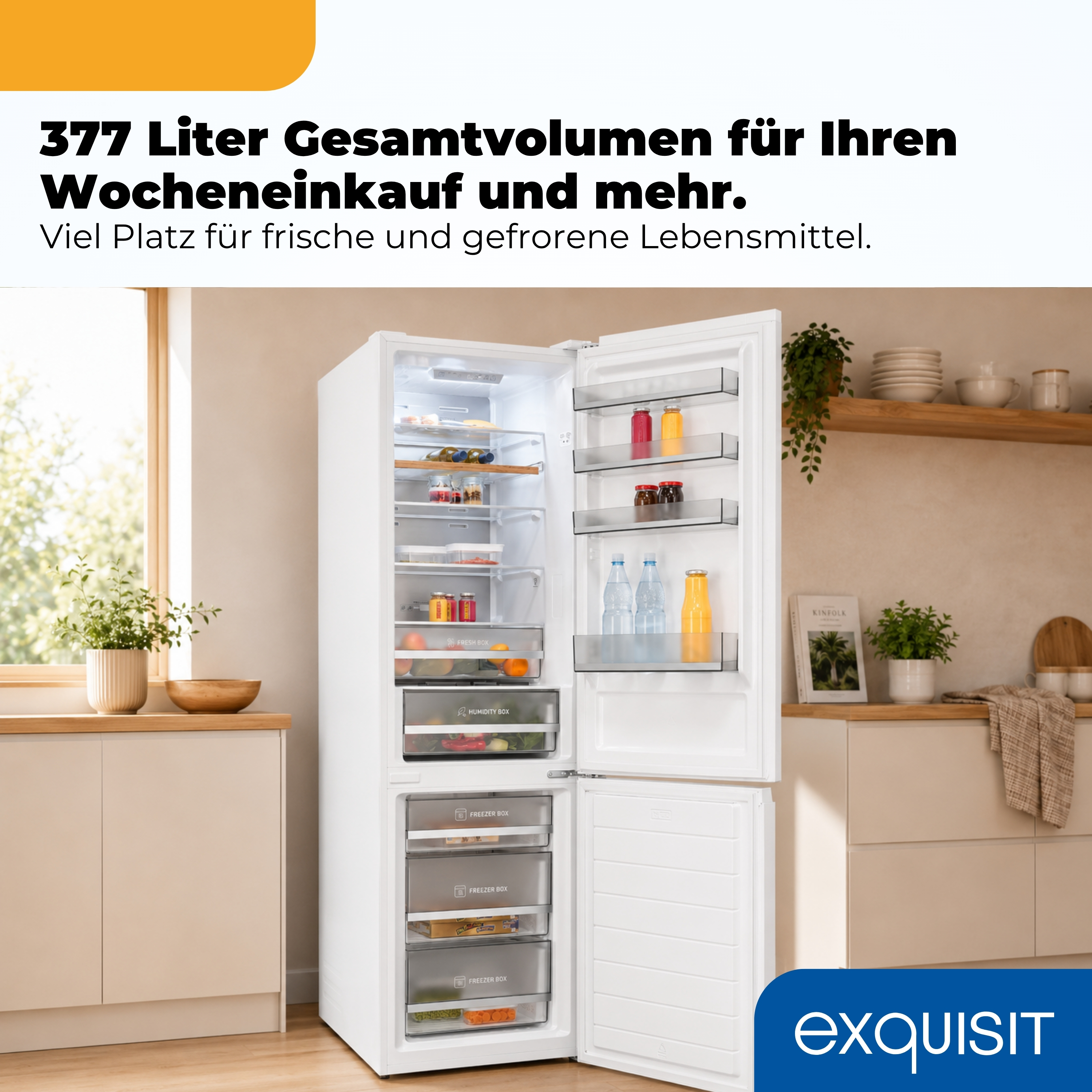 Ein weißer Exquisit-Kühlschrank steht in einer modernen Küche mit offenen Regalen und Pflanzen.
