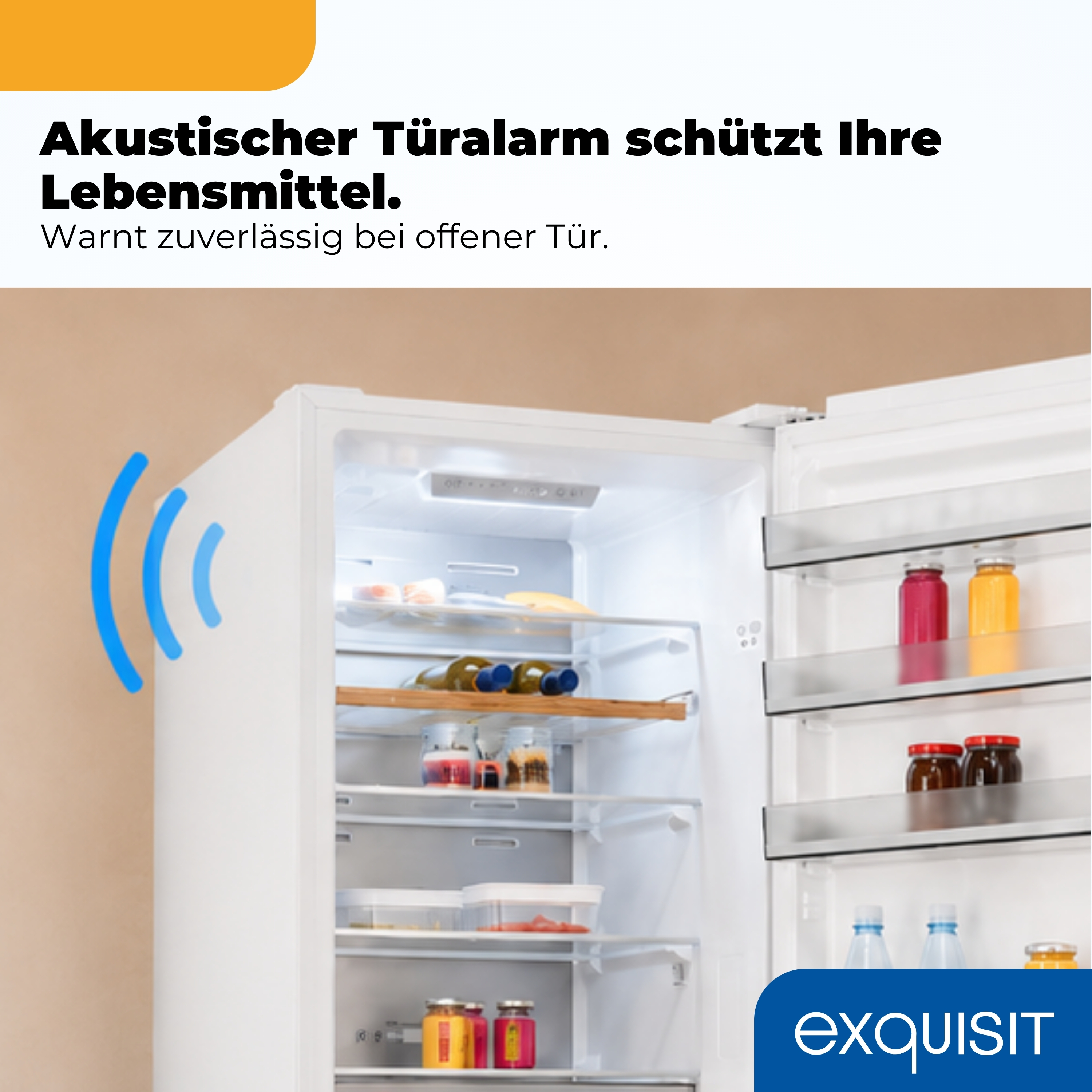 Ein offener weißer Kühlschrank mit Lebensmitteln, beleuchtetem Innenraum und blauen Soundwellen-Symbolen.