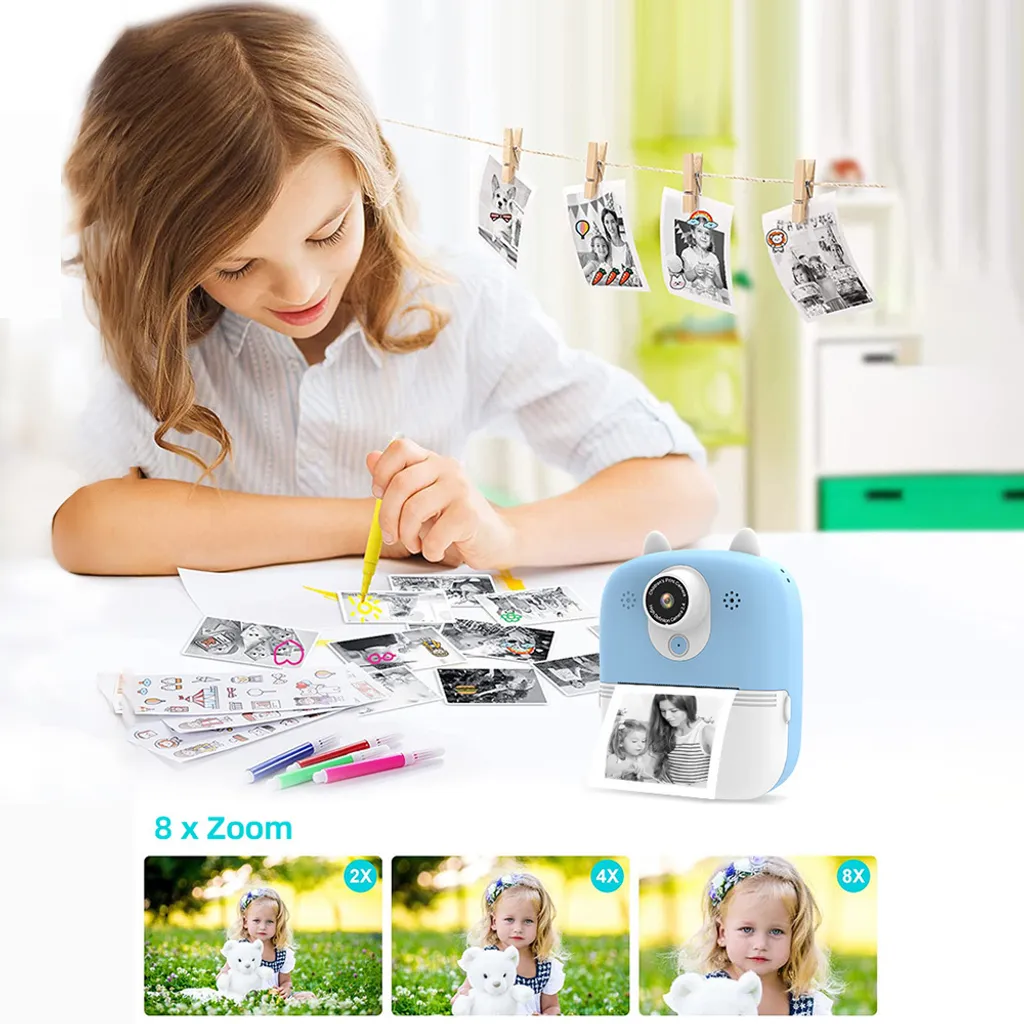 Ein blondes Mädchen bemalt Fotos neben einer blauen Sofortbildkamera. Darunter zeigen drei Bilder den Zoom.