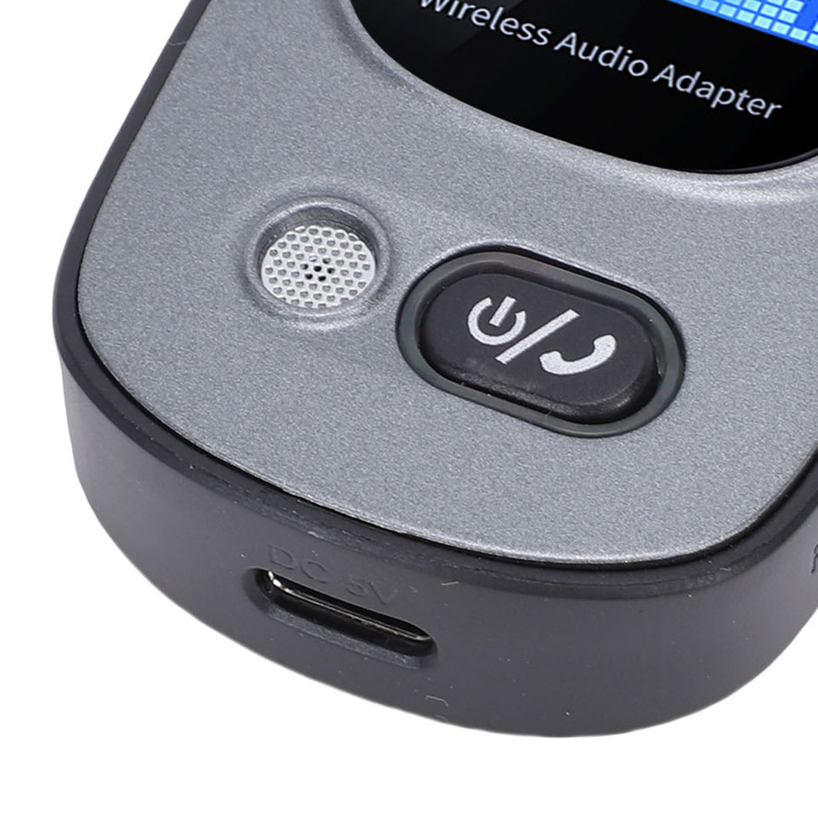 Nahaufnahme eines drahtlosen Audioadapters mit Ein-Aus-Taste, Mikrofonloch und DC-5V-Anschluss.