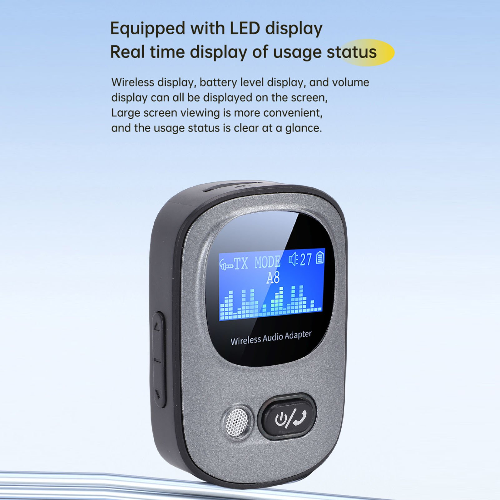 Ein grauer kabelloser Audioadapter mit blauem LED-Bildschirm und Tasten auf einem hellen Hintergrund.