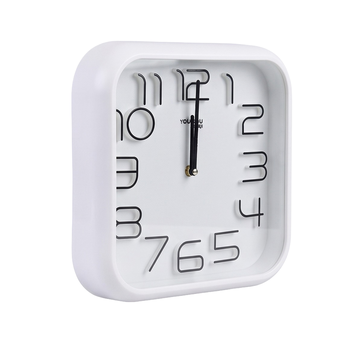 Eine weiße quadratische Wanduhr mit großen schwarzen Ziffern und schwarzen Zeigern, die auf zwölf Uhr zeigen.