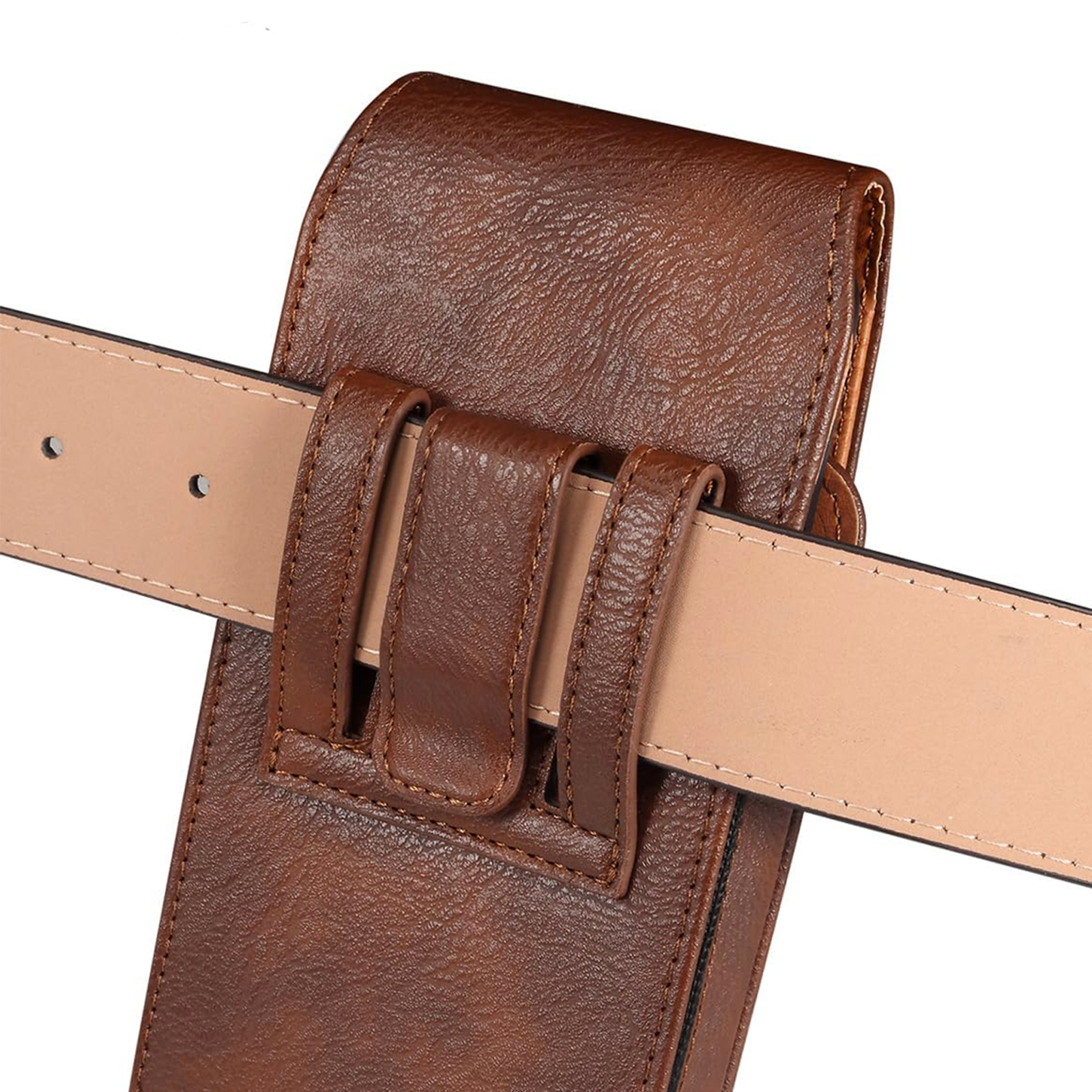 Braune Lederhandytasche auf einem hellen Gürtel, weißer Hintergrund.