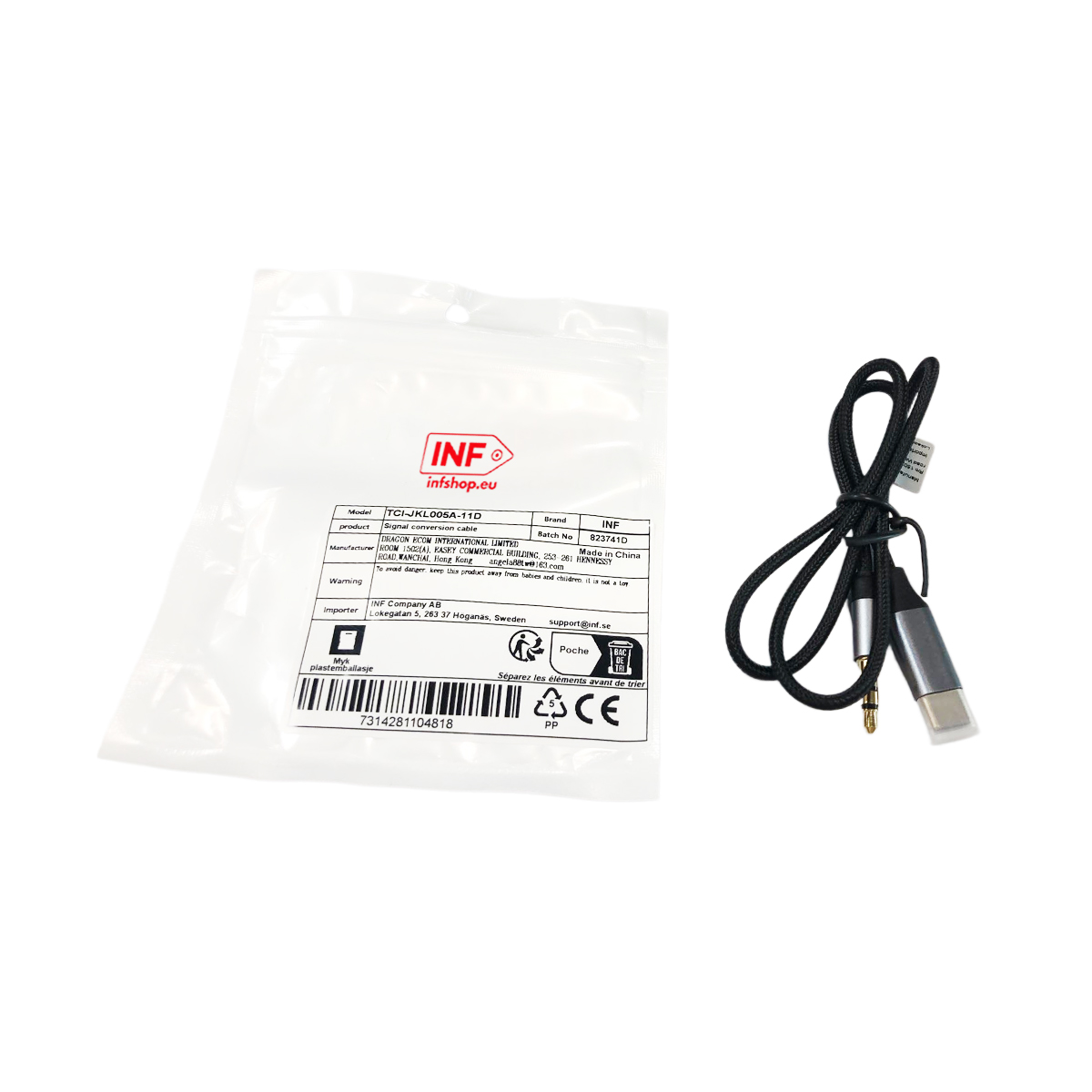 Ein schwarzes Audio-Signalkabel mit 3,5-mm-Klinke und USB-C-Anschluss neben einer Verpackungsfolie.