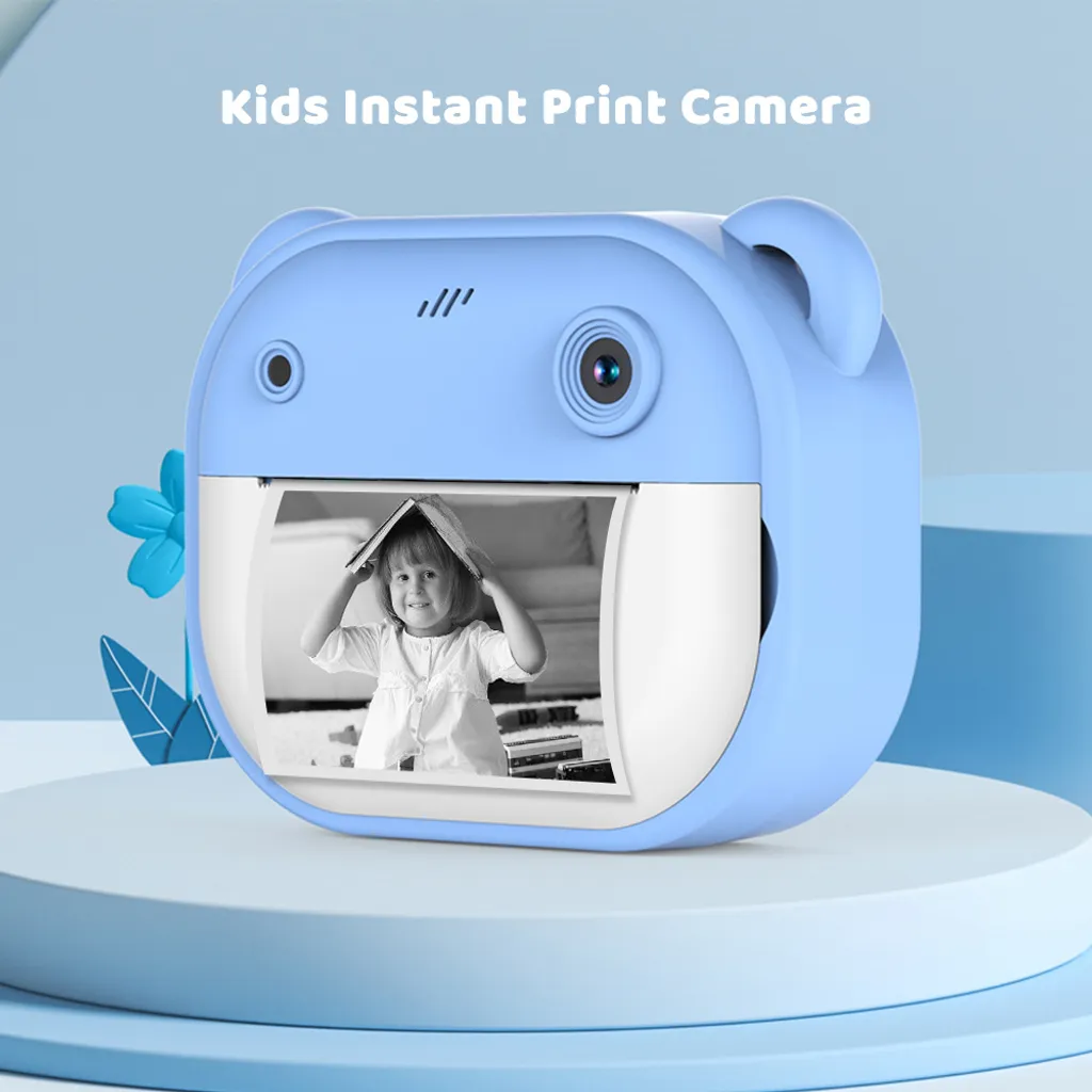 Blaue Kinder-Sofortbildkamera mit Bärenohren, die ein Schwarz-Weiß-Foto eines Mädchens ausdruckt.