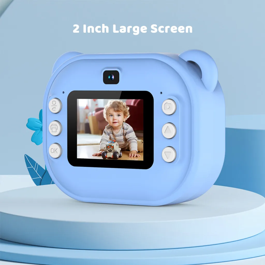 Blaue Kinderkamera mit Bärenohren auf einem blauen Sockel, Bildschirm zeigt ein Kleinkind.
