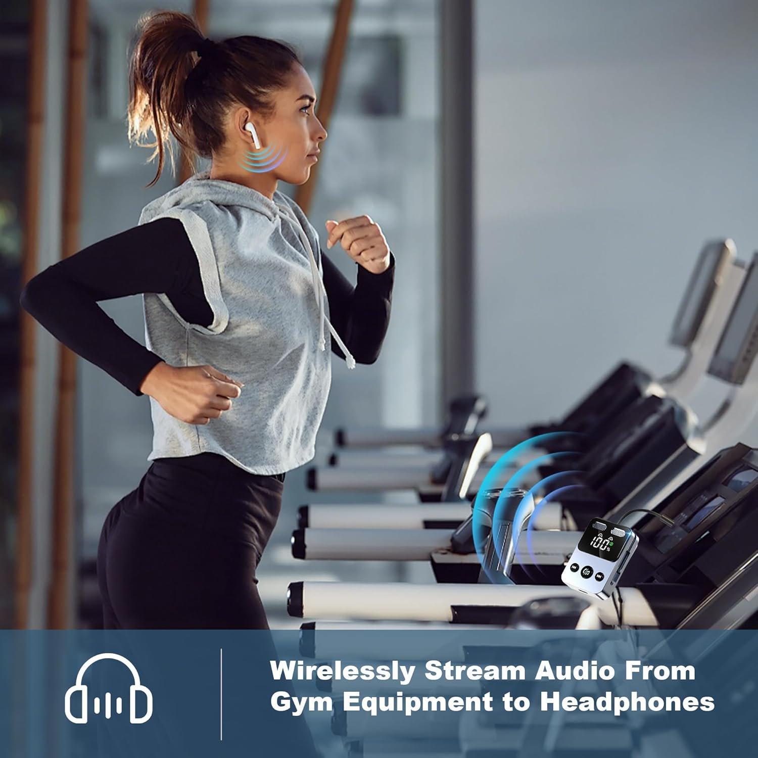 Eine Frau läuft auf einem Laufband und trägt kabellose Ohrhörer, während ein Audiotransmitter auf dem Gerät zu sehen ist.