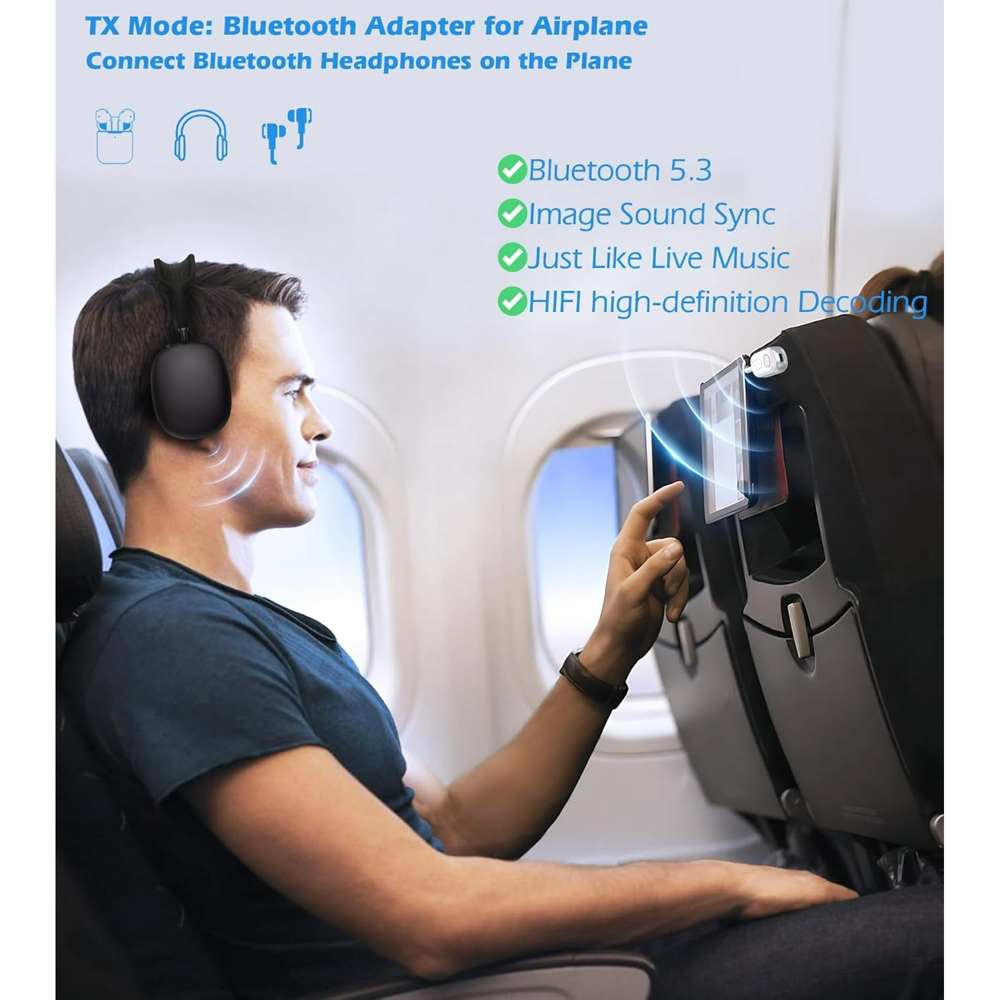Ein Mann mit kabellosen Kopfhörern in einem Flugzeug nutzt einen Bluetooth-Adapter am Sitzbildschirm.