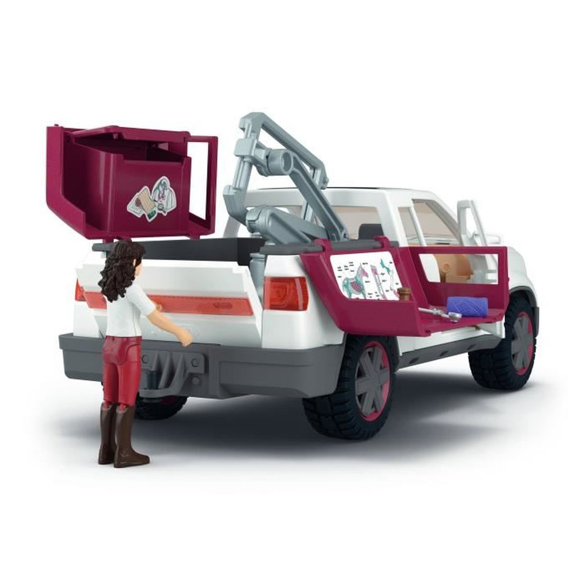Eine Spielfigur steht neben einem weißen Spielzeug-Pick-up mit geöffneten Türen und Klappen.
